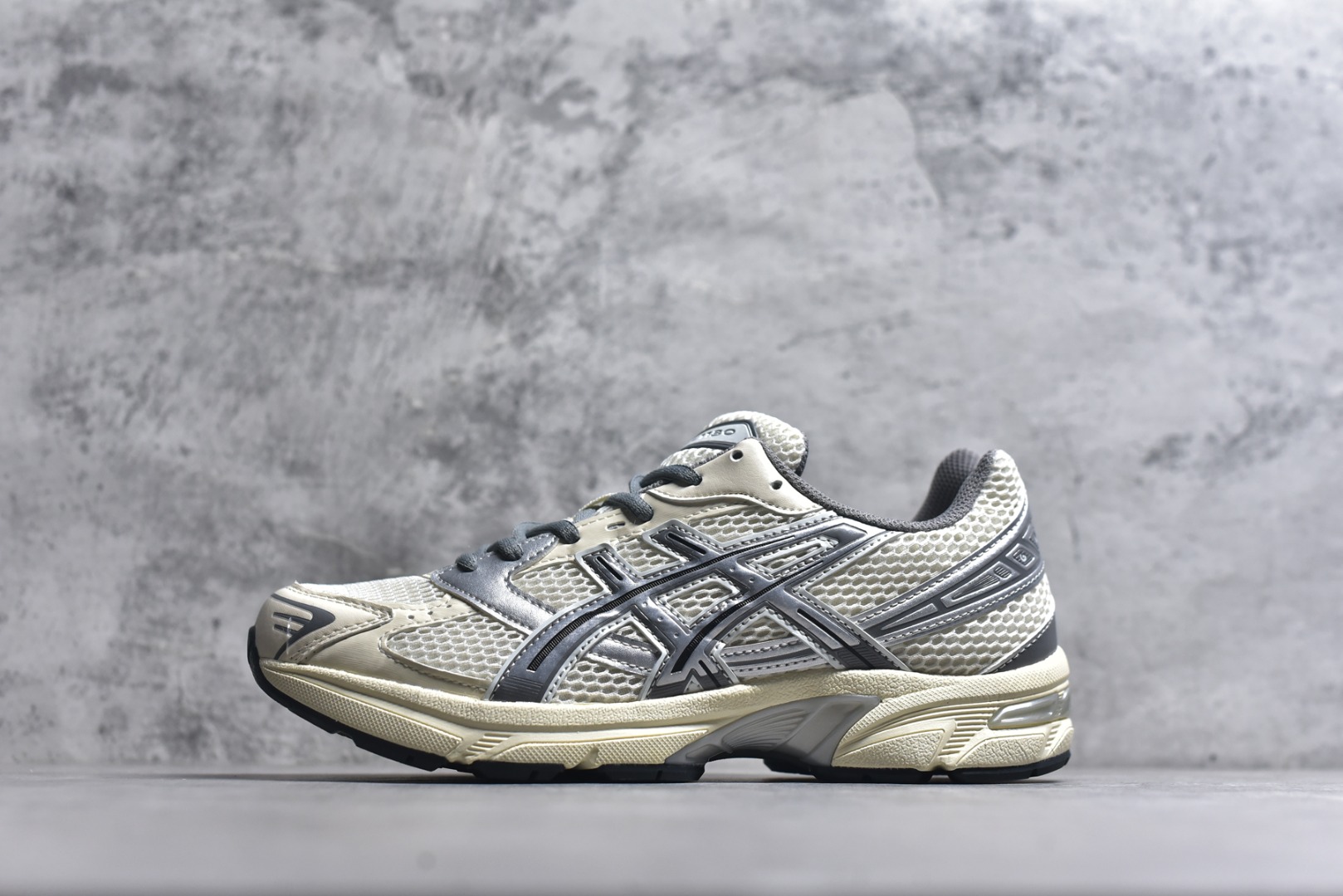 #Asics Gel-1130 亚瑟士系列低帮复古休闲运动慢跑鞋 整双鞋在鞋面部分选用网眼布与皮革相互连接，在鞋面银色金属质感的线条中，ASICS 品牌标志性的虎爪 Logo 出现在鞋身侧面，既展现出复古美感，又加深了整双鞋的层次感。搭载着 Ortholite 鞋垫，之后再辅以 GEL 缓震胶中底和耐磨大底，在提升上脚舒适性的同时，在缓震脚感以及耐磨抓地力方面也能满足日常运动需求。尺码：36 37 37.5 38 39.5 40 40.5 41.5 42 42.5 43.5 44 45-选品中心