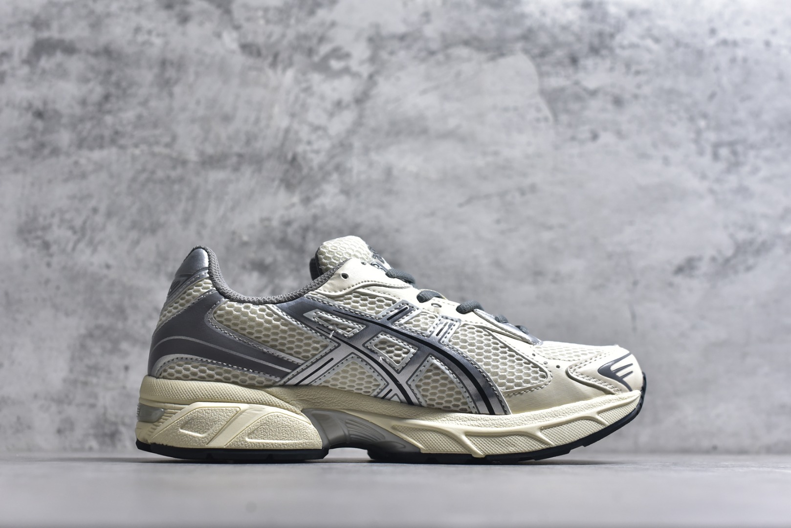 图片[3]-#Asics Gel-1130 亚瑟士系列低帮复古休闲运动慢跑鞋 整双鞋在鞋面部分选用网眼布与皮革相互连接，在鞋面银色金属质感的线条中，ASICS 品牌标志性的虎爪 Logo 出现在鞋身侧面，既展现出复古美感，又加深了整双鞋的层次感。搭载着 Ortholite 鞋垫，之后再辅以 GEL 缓震胶中底和耐磨大底，在提升上脚舒适性的同时，在缓震脚感以及耐磨抓地力方面也能满足日常运动需求。尺码：36 37 37.5 38 39.5 40 40.5 41.5 42 42.5 43.5 44 45-选品中心