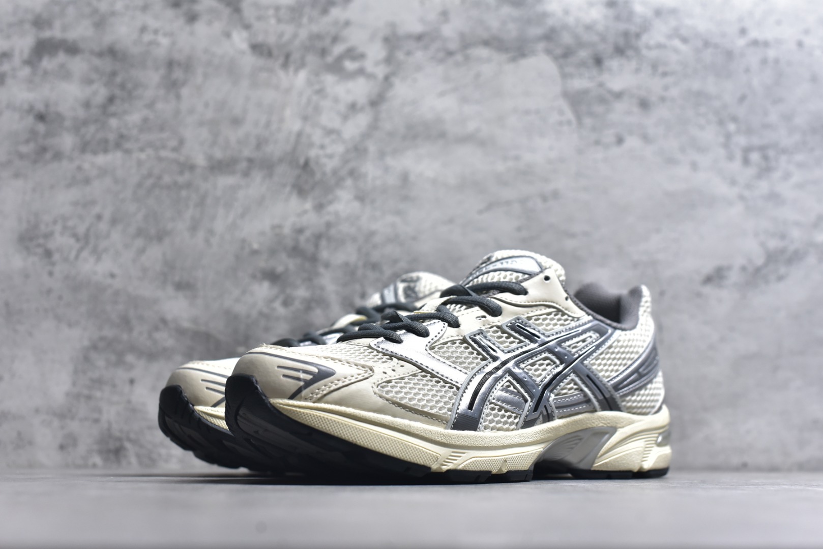 图片[2]-#Asics Gel-1130 亚瑟士系列低帮复古休闲运动慢跑鞋 整双鞋在鞋面部分选用网眼布与皮革相互连接，在鞋面银色金属质感的线条中，ASICS 品牌标志性的虎爪 Logo 出现在鞋身侧面，既展现出复古美感，又加深了整双鞋的层次感。搭载着 Ortholite 鞋垫，之后再辅以 GEL 缓震胶中底和耐磨大底，在提升上脚舒适性的同时，在缓震脚感以及耐磨抓地力方面也能满足日常运动需求。尺码：36 37 37.5 38 39.5 40 40.5 41.5 42 42.5 43.5 44 45-选品中心