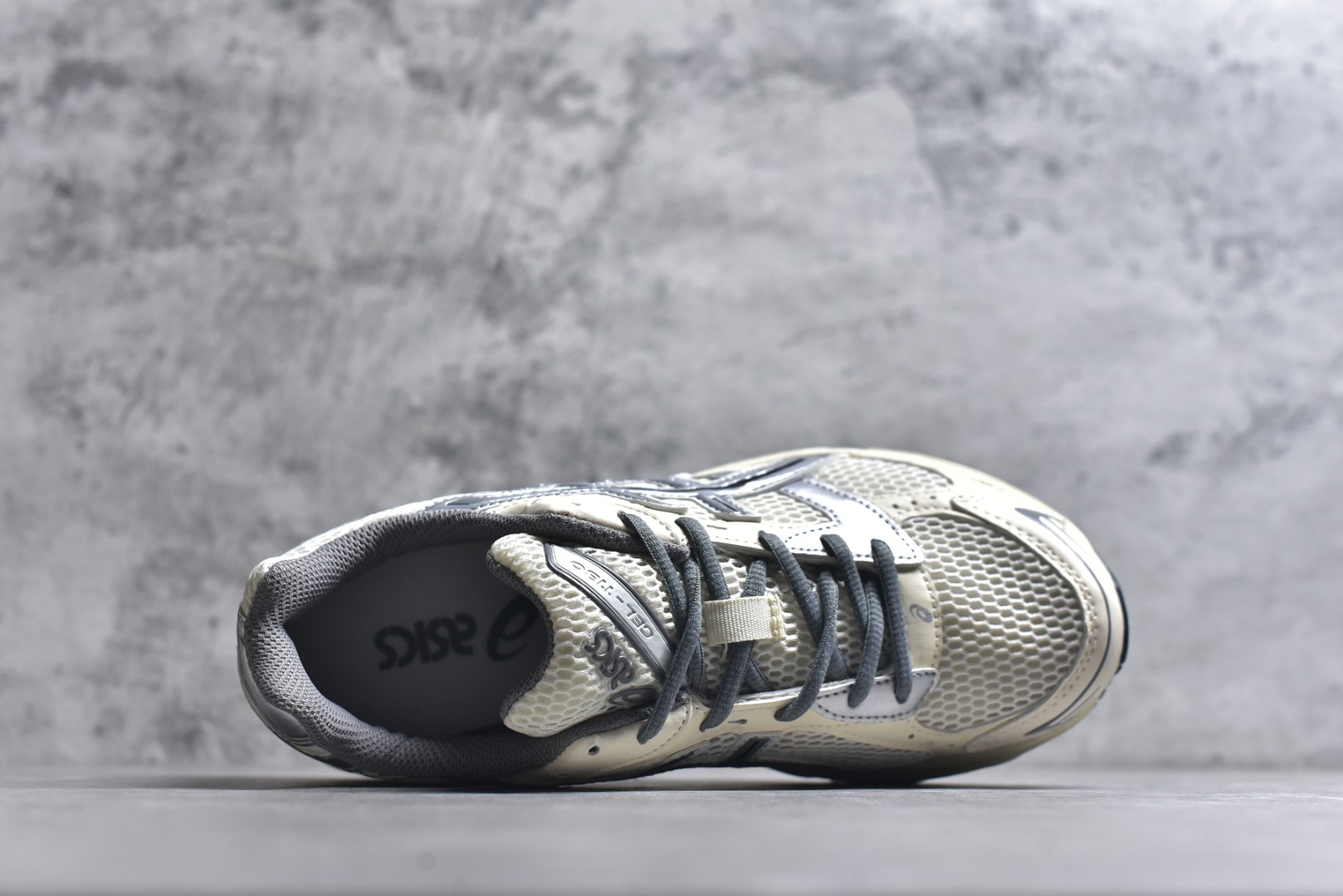 图片[4]-#Asics Gel-1130 亚瑟士系列低帮复古休闲运动慢跑鞋 整双鞋在鞋面部分选用网眼布与皮革相互连接，在鞋面银色金属质感的线条中，ASICS 品牌标志性的虎爪 Logo 出现在鞋身侧面，既展现出复古美感，又加深了整双鞋的层次感。搭载着 Ortholite 鞋垫，之后再辅以 GEL 缓震胶中底和耐磨大底，在提升上脚舒适性的同时，在缓震脚感以及耐磨抓地力方面也能满足日常运动需求。尺码：36 37 37.5 38 39.5 40 40.5 41.5 42 42.5 43.5 44 45-选品中心