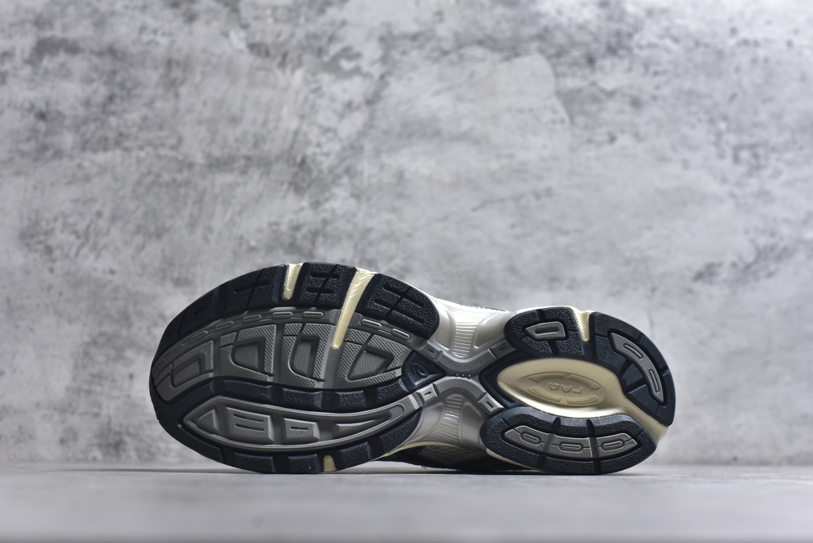 图片[6]-#Asics Gel-1130 亚瑟士系列低帮复古休闲运动慢跑鞋 整双鞋在鞋面部分选用网眼布与皮革相互连接，在鞋面银色金属质感的线条中，ASICS 品牌标志性的虎爪 Logo 出现在鞋身侧面，既展现出复古美感，又加深了整双鞋的层次感。搭载着 Ortholite 鞋垫，之后再辅以 GEL 缓震胶中底和耐磨大底，在提升上脚舒适性的同时，在缓震脚感以及耐磨抓地力方面也能满足日常运动需求。尺码：36 37 37.5 38 39.5 40 40.5 41.5 42 42.5 43.5 44 45-选品中心