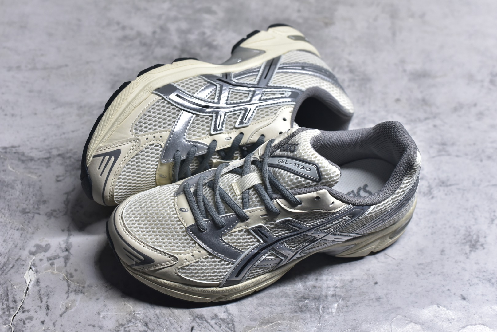 图片[7]-#Asics Gel-1130 亚瑟士系列低帮复古休闲运动慢跑鞋 整双鞋在鞋面部分选用网眼布与皮革相互连接，在鞋面银色金属质感的线条中，ASICS 品牌标志性的虎爪 Logo 出现在鞋身侧面，既展现出复古美感，又加深了整双鞋的层次感。搭载着 Ortholite 鞋垫，之后再辅以 GEL 缓震胶中底和耐磨大底，在提升上脚舒适性的同时，在缓震脚感以及耐磨抓地力方面也能满足日常运动需求。尺码：36 37 37.5 38 39.5 40 40.5 41.5 42 42.5 43.5 44 45-选品中心