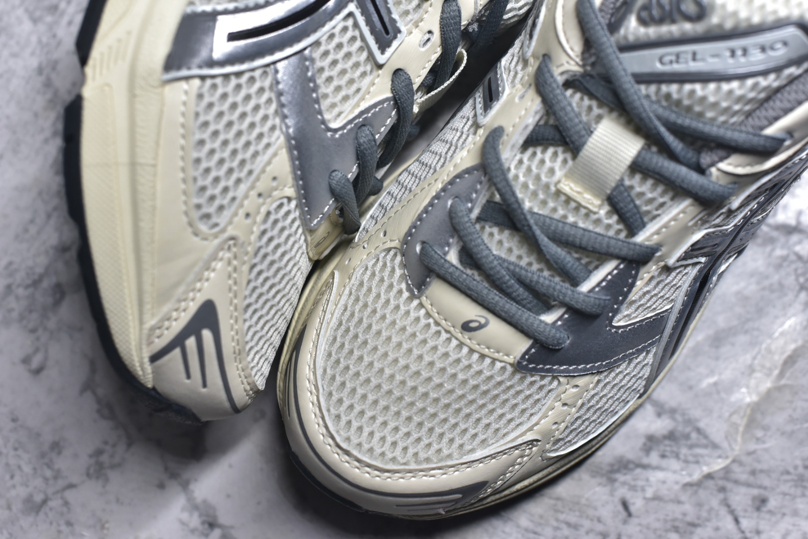 图片[8]-#Asics Gel-1130 亚瑟士系列低帮复古休闲运动慢跑鞋 整双鞋在鞋面部分选用网眼布与皮革相互连接，在鞋面银色金属质感的线条中，ASICS 品牌标志性的虎爪 Logo 出现在鞋身侧面，既展现出复古美感，又加深了整双鞋的层次感。搭载着 Ortholite 鞋垫，之后再辅以 GEL 缓震胶中底和耐磨大底，在提升上脚舒适性的同时，在缓震脚感以及耐磨抓地力方面也能满足日常运动需求。尺码：36 37 37.5 38 39.5 40 40.5 41.5 42 42.5 43.5 44 45-选品中心