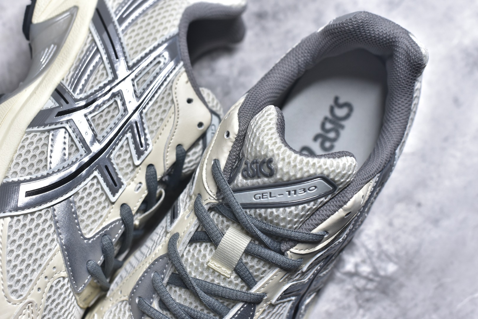 图片[9]-#Asics Gel-1130 亚瑟士系列低帮复古休闲运动慢跑鞋 整双鞋在鞋面部分选用网眼布与皮革相互连接，在鞋面银色金属质感的线条中，ASICS 品牌标志性的虎爪 Logo 出现在鞋身侧面，既展现出复古美感，又加深了整双鞋的层次感。搭载着 Ortholite 鞋垫，之后再辅以 GEL 缓震胶中底和耐磨大底，在提升上脚舒适性的同时，在缓震脚感以及耐磨抓地力方面也能满足日常运动需求。尺码：36 37 37.5 38 39.5 40 40.5 41.5 42 42.5 43.5 44 45-选品中心