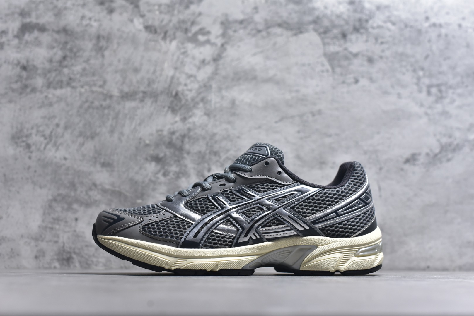 #Asics Gel-1130 亚瑟士系列低帮复古休闲运动慢跑鞋 整双鞋在鞋面部分选用网眼布与皮革相互连接，在鞋面银色金属质感的线条中，ASICS 品牌标志性的虎爪 Logo 出现在鞋身侧面，既展现出复古美感，又加深了整双鞋的层次感。搭载着 Ortholite 鞋垫，之后再辅以 GEL 缓震胶中底和耐磨大底，在提升上脚舒适性的同时，在缓震脚感以及耐磨抓地力方面也能满足日常运动需求。尺码：36 37 37.5 38 39.5 40 40.5 41.5 42 42.5 43.5 44 45-选品中心