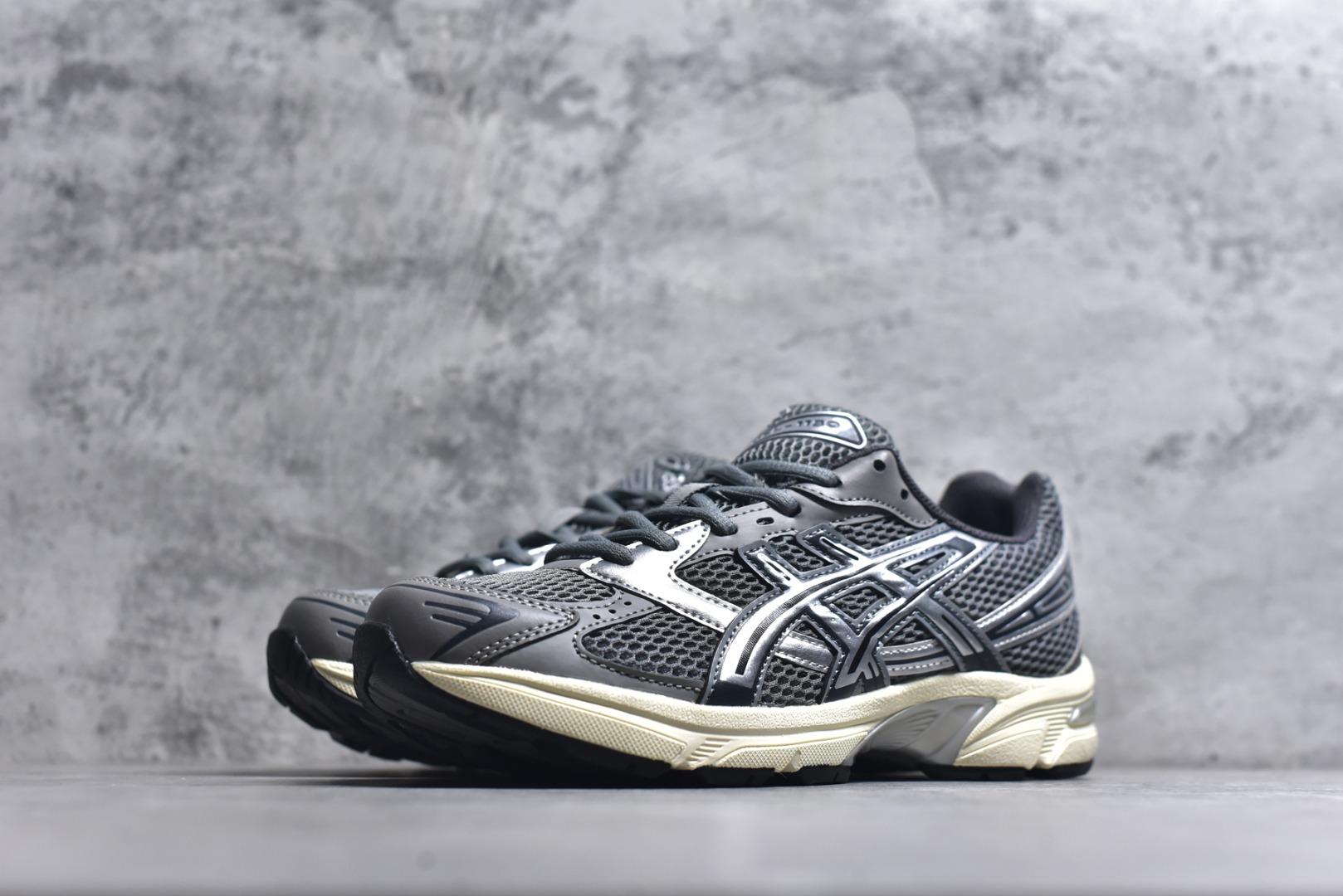 图片[2]-#Asics Gel-1130 亚瑟士系列低帮复古休闲运动慢跑鞋 整双鞋在鞋面部分选用网眼布与皮革相互连接，在鞋面银色金属质感的线条中，ASICS 品牌标志性的虎爪 Logo 出现在鞋身侧面，既展现出复古美感，又加深了整双鞋的层次感。搭载着 Ortholite 鞋垫，之后再辅以 GEL 缓震胶中底和耐磨大底，在提升上脚舒适性的同时，在缓震脚感以及耐磨抓地力方面也能满足日常运动需求。尺码：36 37 37.5 38 39.5 40 40.5 41.5 42 42.5 43.5 44 45-选品中心