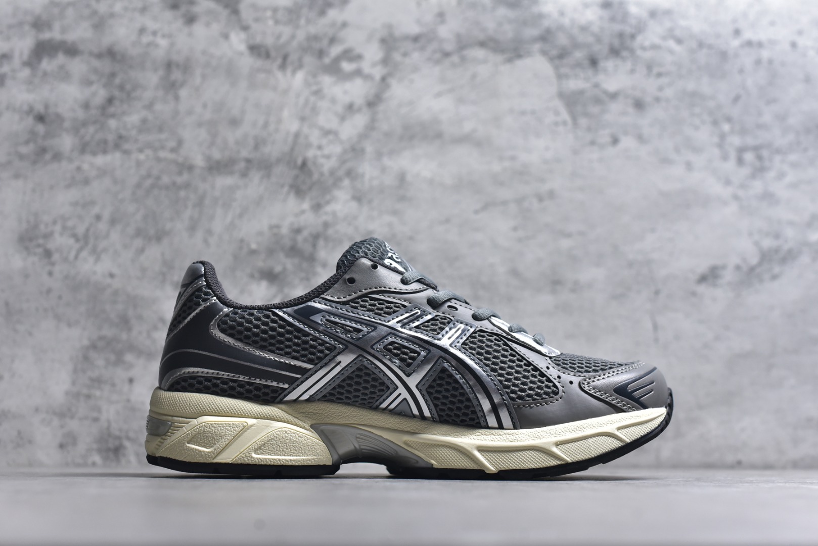 图片[3]-#Asics Gel-1130 亚瑟士系列低帮复古休闲运动慢跑鞋 整双鞋在鞋面部分选用网眼布与皮革相互连接，在鞋面银色金属质感的线条中，ASICS 品牌标志性的虎爪 Logo 出现在鞋身侧面，既展现出复古美感，又加深了整双鞋的层次感。搭载着 Ortholite 鞋垫，之后再辅以 GEL 缓震胶中底和耐磨大底，在提升上脚舒适性的同时，在缓震脚感以及耐磨抓地力方面也能满足日常运动需求。尺码：36 37 37.5 38 39.5 40 40.5 41.5 42 42.5 43.5 44 45-选品中心