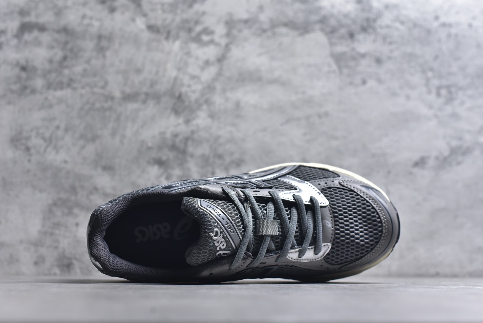 图片[4]-#Asics Gel-1130 亚瑟士系列低帮复古休闲运动慢跑鞋 整双鞋在鞋面部分选用网眼布与皮革相互连接，在鞋面银色金属质感的线条中，ASICS 品牌标志性的虎爪 Logo 出现在鞋身侧面，既展现出复古美感，又加深了整双鞋的层次感。搭载着 Ortholite 鞋垫，之后再辅以 GEL 缓震胶中底和耐磨大底，在提升上脚舒适性的同时，在缓震脚感以及耐磨抓地力方面也能满足日常运动需求。尺码：36 37 37.5 38 39.5 40 40.5 41.5 42 42.5 43.5 44 45-选品中心