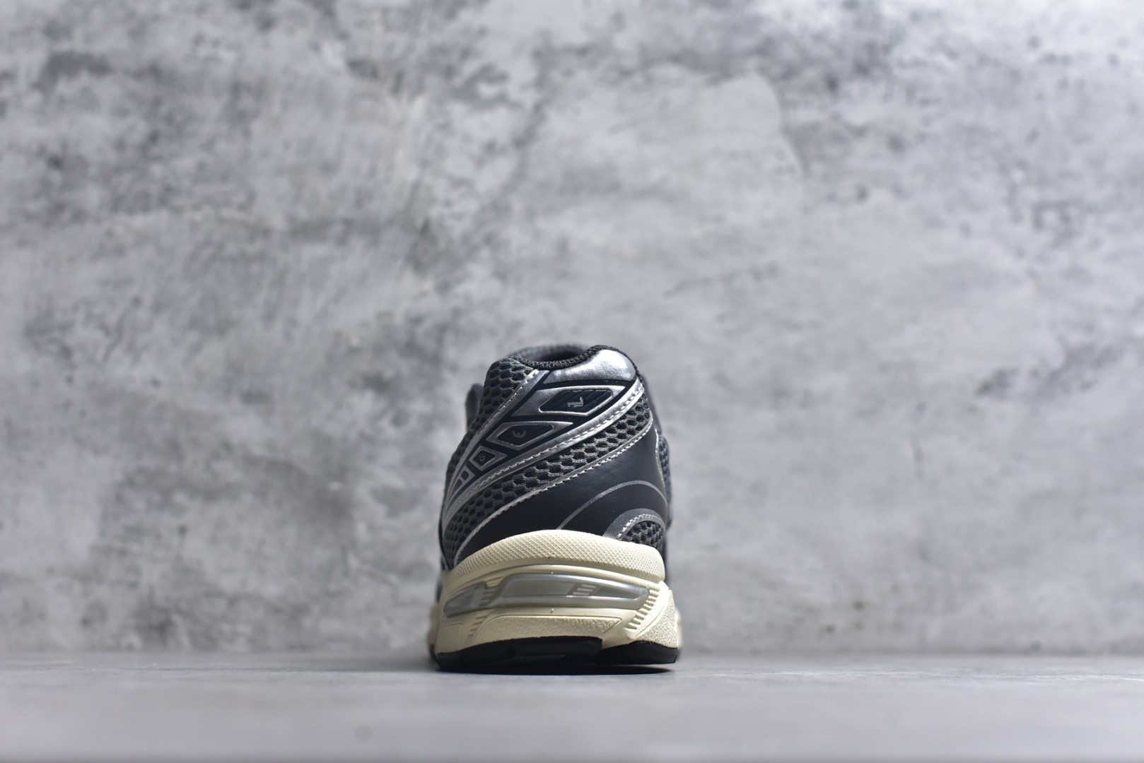 图片[5]-#Asics Gel-1130 亚瑟士系列低帮复古休闲运动慢跑鞋 整双鞋在鞋面部分选用网眼布与皮革相互连接，在鞋面银色金属质感的线条中，ASICS 品牌标志性的虎爪 Logo 出现在鞋身侧面，既展现出复古美感，又加深了整双鞋的层次感。搭载着 Ortholite 鞋垫，之后再辅以 GEL 缓震胶中底和耐磨大底，在提升上脚舒适性的同时，在缓震脚感以及耐磨抓地力方面也能满足日常运动需求。尺码：36 37 37.5 38 39.5 40 40.5 41.5 42 42.5 43.5 44 45-选品中心