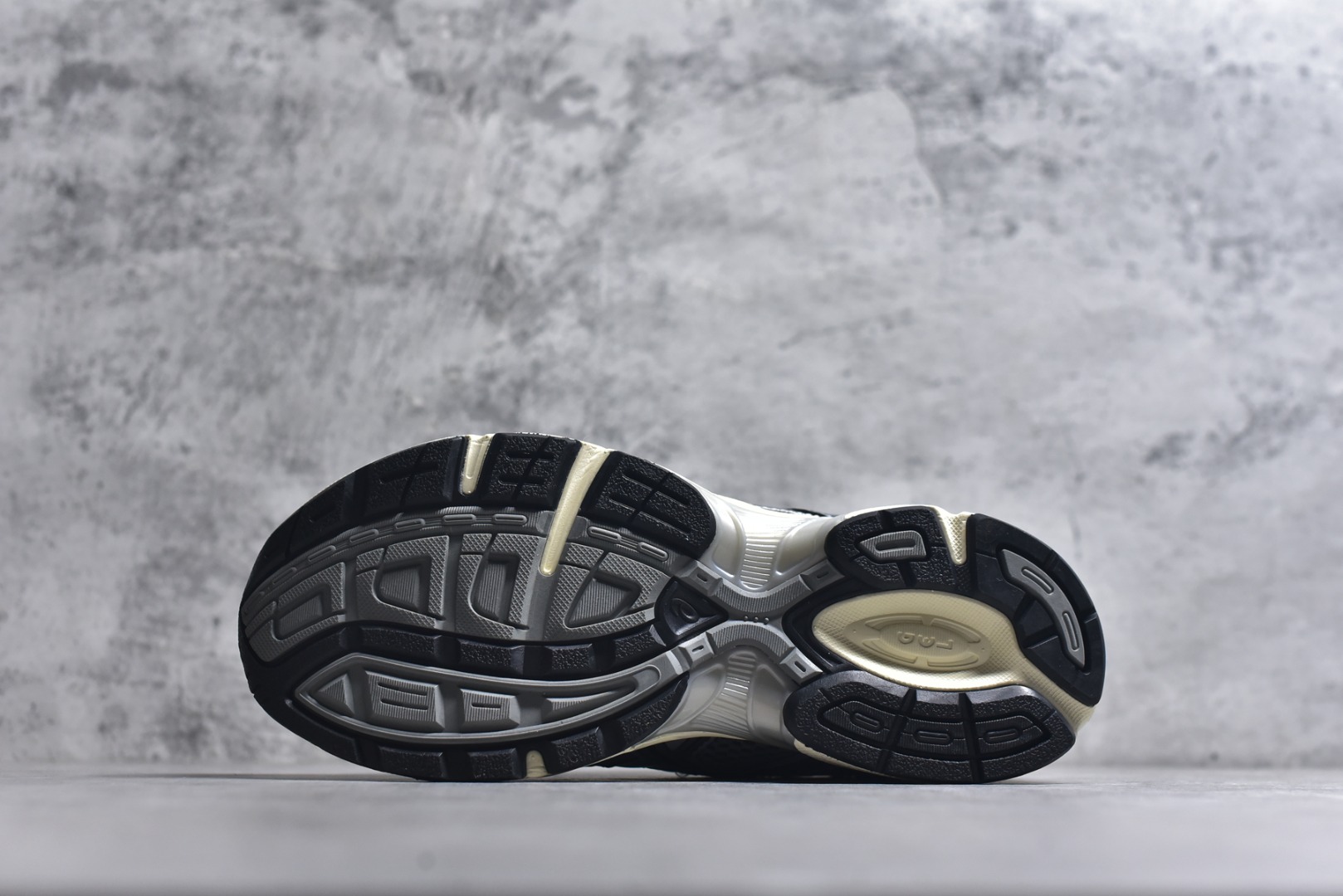 图片[6]-#Asics Gel-1130 亚瑟士系列低帮复古休闲运动慢跑鞋 整双鞋在鞋面部分选用网眼布与皮革相互连接，在鞋面银色金属质感的线条中，ASICS 品牌标志性的虎爪 Logo 出现在鞋身侧面，既展现出复古美感，又加深了整双鞋的层次感。搭载着 Ortholite 鞋垫，之后再辅以 GEL 缓震胶中底和耐磨大底，在提升上脚舒适性的同时，在缓震脚感以及耐磨抓地力方面也能满足日常运动需求。尺码：36 37 37.5 38 39.5 40 40.5 41.5 42 42.5 43.5 44 45-选品中心