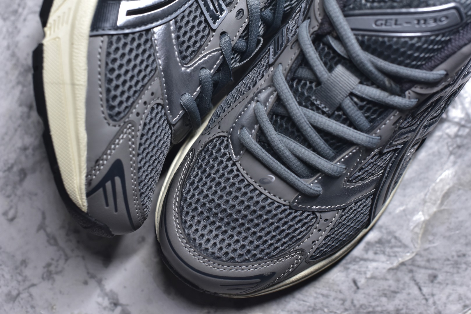 图片[8]-#Asics Gel-1130 亚瑟士系列低帮复古休闲运动慢跑鞋 整双鞋在鞋面部分选用网眼布与皮革相互连接，在鞋面银色金属质感的线条中，ASICS 品牌标志性的虎爪 Logo 出现在鞋身侧面，既展现出复古美感，又加深了整双鞋的层次感。搭载着 Ortholite 鞋垫，之后再辅以 GEL 缓震胶中底和耐磨大底，在提升上脚舒适性的同时，在缓震脚感以及耐磨抓地力方面也能满足日常运动需求。尺码：36 37 37.5 38 39.5 40 40.5 41.5 42 42.5 43.5 44 45-选品中心