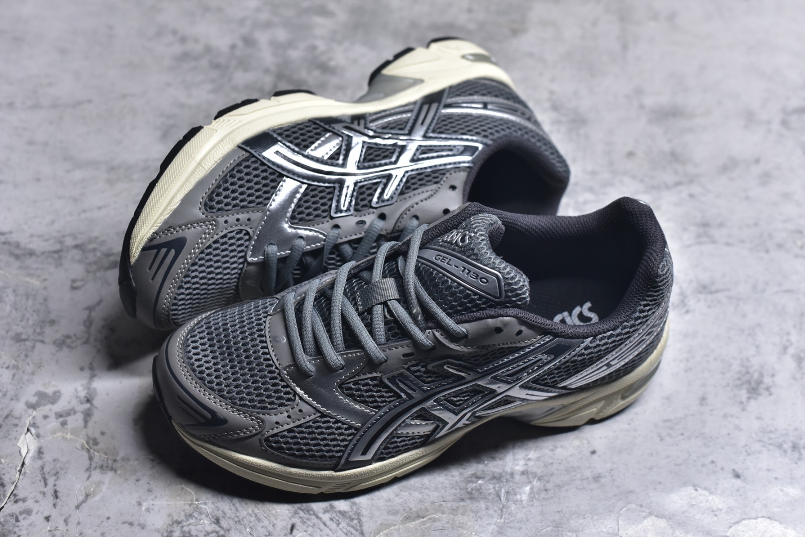 图片[7]-#Asics Gel-1130 亚瑟士系列低帮复古休闲运动慢跑鞋 整双鞋在鞋面部分选用网眼布与皮革相互连接，在鞋面银色金属质感的线条中，ASICS 品牌标志性的虎爪 Logo 出现在鞋身侧面，既展现出复古美感，又加深了整双鞋的层次感。搭载着 Ortholite 鞋垫，之后再辅以 GEL 缓震胶中底和耐磨大底，在提升上脚舒适性的同时，在缓震脚感以及耐磨抓地力方面也能满足日常运动需求。尺码：36 37 37.5 38 39.5 40 40.5 41.5 42 42.5 43.5 44 45-选品中心