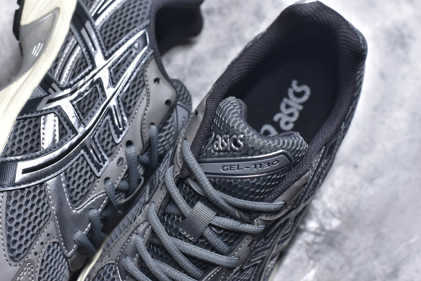 图片[9]-#Asics Gel-1130 亚瑟士系列低帮复古休闲运动慢跑鞋 整双鞋在鞋面部分选用网眼布与皮革相互连接，在鞋面银色金属质感的线条中，ASICS 品牌标志性的虎爪 Logo 出现在鞋身侧面，既展现出复古美感，又加深了整双鞋的层次感。搭载着 Ortholite 鞋垫，之后再辅以 GEL 缓震胶中底和耐磨大底，在提升上脚舒适性的同时，在缓震脚感以及耐磨抓地力方面也能满足日常运动需求。尺码：36 37 37.5 38 39.5 40 40.5 41.5 42 42.5 43.5 44 45-选品中心
