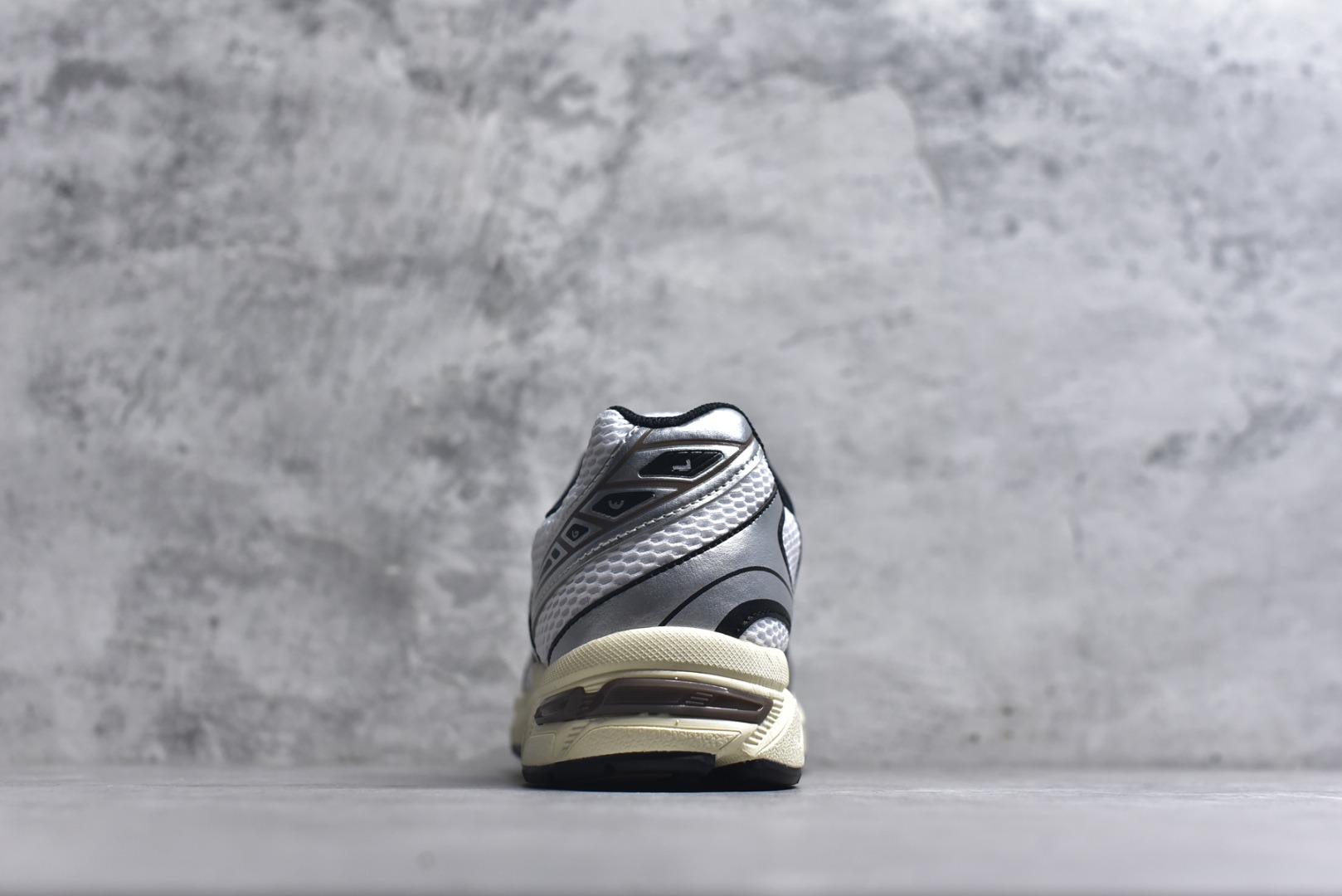 图片[5]-#Asics Gel-1130 亚瑟士系列低帮复古休闲运动慢跑鞋 整双鞋在鞋面部分选用网眼布与皮革相互连接，在鞋面银色金属质感的线条中，ASICS 品牌标志性的虎爪 Logo 出现在鞋身侧面，既展现出复古美感，又加深了整双鞋的层次感。搭载着 Ortholite 鞋垫，之后再辅以 GEL 缓震胶中底和耐磨大底，在提升上脚舒适性的同时，在缓震脚感以及耐磨抓地力方面也能满足日常运动需求。尺码：36 37 37.5 38 39.5 40 40.5 41.5 42 42.5 43.5 44 45-选品中心