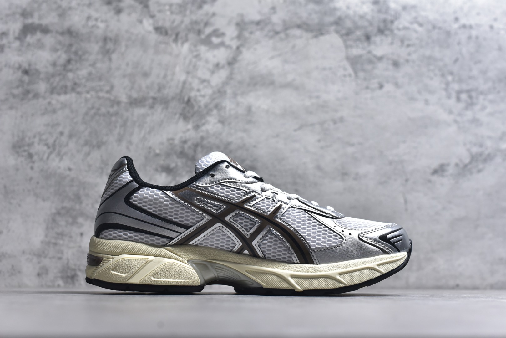 图片[3]-#Asics Gel-1130 亚瑟士系列低帮复古休闲运动慢跑鞋 整双鞋在鞋面部分选用网眼布与皮革相互连接，在鞋面银色金属质感的线条中，ASICS 品牌标志性的虎爪 Logo 出现在鞋身侧面，既展现出复古美感，又加深了整双鞋的层次感。搭载着 Ortholite 鞋垫，之后再辅以 GEL 缓震胶中底和耐磨大底，在提升上脚舒适性的同时，在缓震脚感以及耐磨抓地力方面也能满足日常运动需求。尺码：36 37 37.5 38 39.5 40 40.5 41.5 42 42.5 43.5 44 45-选品中心