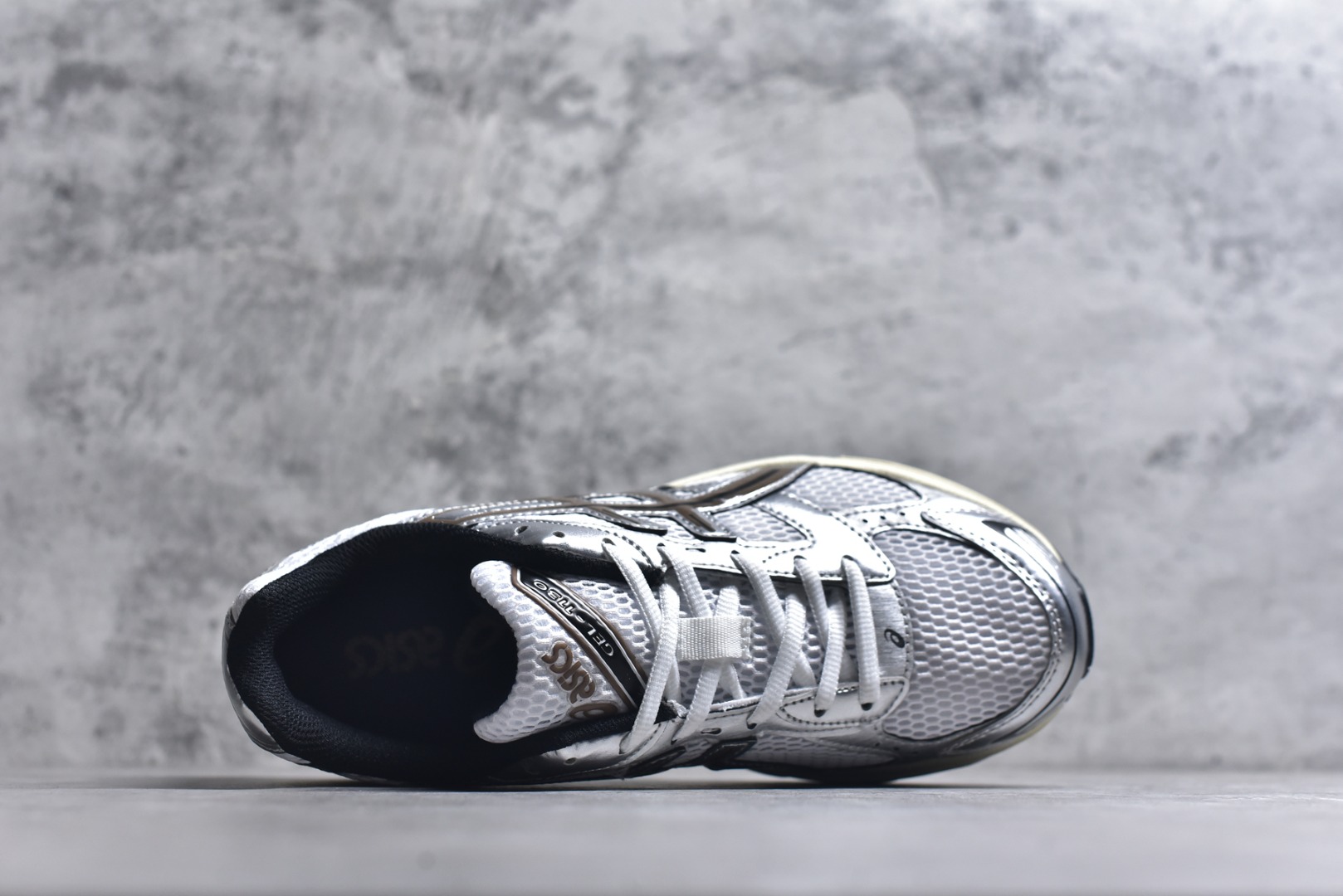 图片[4]-#Asics Gel-1130 亚瑟士系列低帮复古休闲运动慢跑鞋 整双鞋在鞋面部分选用网眼布与皮革相互连接，在鞋面银色金属质感的线条中，ASICS 品牌标志性的虎爪 Logo 出现在鞋身侧面，既展现出复古美感，又加深了整双鞋的层次感。搭载着 Ortholite 鞋垫，之后再辅以 GEL 缓震胶中底和耐磨大底，在提升上脚舒适性的同时，在缓震脚感以及耐磨抓地力方面也能满足日常运动需求。尺码：36 37 37.5 38 39.5 40 40.5 41.5 42 42.5 43.5 44 45-选品中心