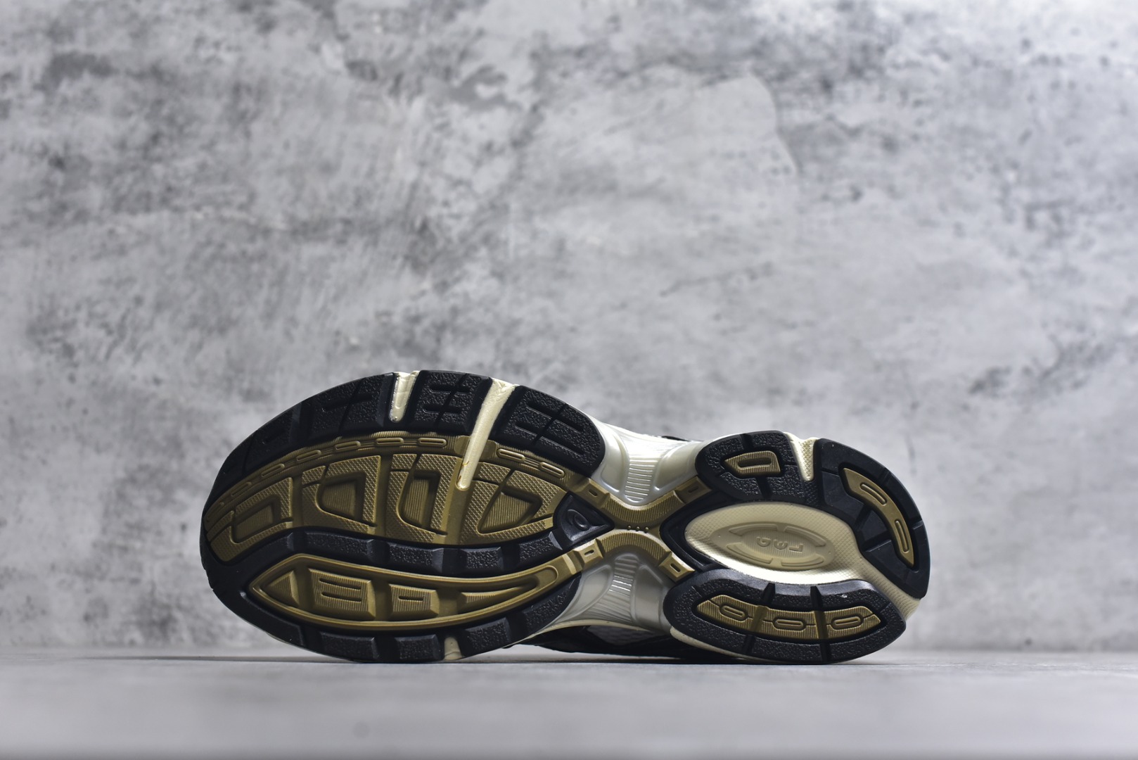 图片[6]-#Asics Gel-1130 亚瑟士系列低帮复古休闲运动慢跑鞋 整双鞋在鞋面部分选用网眼布与皮革相互连接，在鞋面银色金属质感的线条中，ASICS 品牌标志性的虎爪 Logo 出现在鞋身侧面，既展现出复古美感，又加深了整双鞋的层次感。搭载着 Ortholite 鞋垫，之后再辅以 GEL 缓震胶中底和耐磨大底，在提升上脚舒适性的同时，在缓震脚感以及耐磨抓地力方面也能满足日常运动需求。尺码：36 37 37.5 38 39.5 40 40.5 41.5 42 42.5 43.5 44 45-选品中心