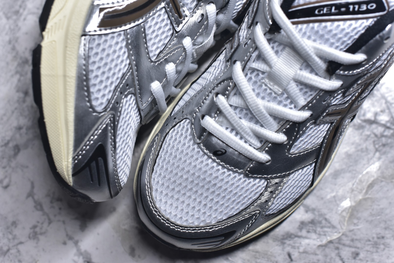 图片[8]-#Asics Gel-1130 亚瑟士系列低帮复古休闲运动慢跑鞋 整双鞋在鞋面部分选用网眼布与皮革相互连接，在鞋面银色金属质感的线条中，ASICS 品牌标志性的虎爪 Logo 出现在鞋身侧面，既展现出复古美感，又加深了整双鞋的层次感。搭载着 Ortholite 鞋垫，之后再辅以 GEL 缓震胶中底和耐磨大底，在提升上脚舒适性的同时，在缓震脚感以及耐磨抓地力方面也能满足日常运动需求。尺码：36 37 37.5 38 39.5 40 40.5 41.5 42 42.5 43.5 44 45-选品中心