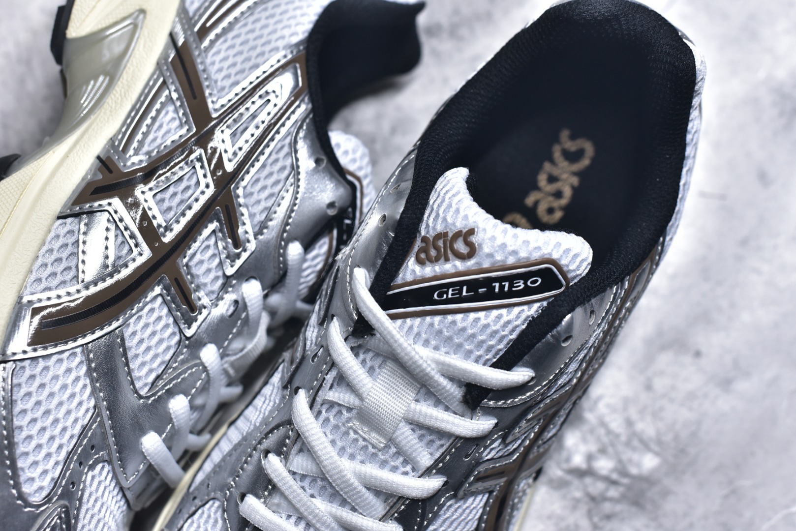 图片[9]-#Asics Gel-1130 亚瑟士系列低帮复古休闲运动慢跑鞋 整双鞋在鞋面部分选用网眼布与皮革相互连接，在鞋面银色金属质感的线条中，ASICS 品牌标志性的虎爪 Logo 出现在鞋身侧面，既展现出复古美感，又加深了整双鞋的层次感。搭载着 Ortholite 鞋垫，之后再辅以 GEL 缓震胶中底和耐磨大底，在提升上脚舒适性的同时，在缓震脚感以及耐磨抓地力方面也能满足日常运动需求。尺码：36 37 37.5 38 39.5 40 40.5 41.5 42 42.5 43.5 44 45-选品中心