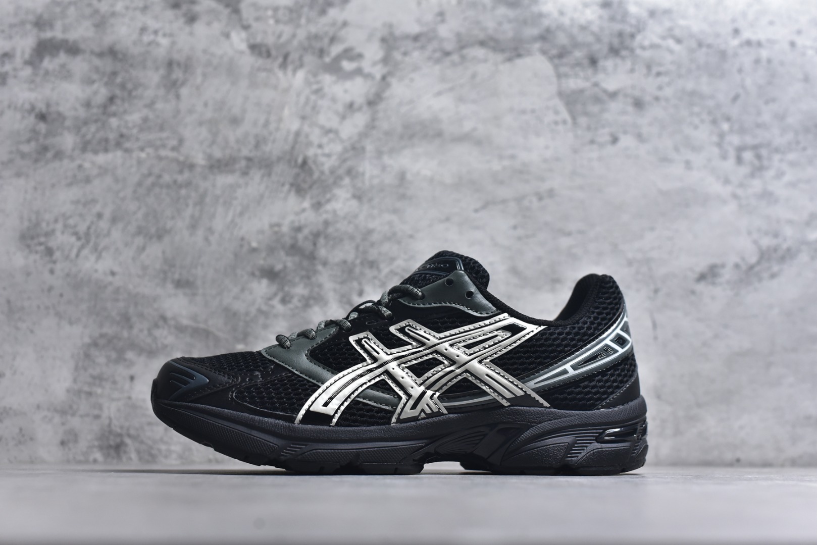 #Asics Gel-1130 亚瑟士系列低帮复古休闲运动慢跑鞋 整双鞋在鞋面部分选用网眼布与皮革相互连接，在鞋面银色金属质感的线条中，ASICS 品牌标志性的虎爪 Logo 出现在鞋身侧面，既展现出复古美感，又加深了整双鞋的层次感。搭载着 Ortholite 鞋垫，之后再辅以 GEL 缓震胶中底和耐磨大底，在提升上脚舒适性的同时，在缓震脚感以及耐磨抓地力方面也能满足日常运动需求。尺码：36 37 37.5 38 39.5 40 40.5 41.5 42 42.5 43.5 44 45-选品中心