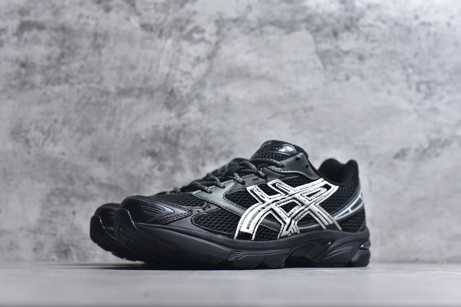 图片[2]-#Asics Gel-1130 亚瑟士系列低帮复古休闲运动慢跑鞋 整双鞋在鞋面部分选用网眼布与皮革相互连接，在鞋面银色金属质感的线条中，ASICS 品牌标志性的虎爪 Logo 出现在鞋身侧面，既展现出复古美感，又加深了整双鞋的层次感。搭载着 Ortholite 鞋垫，之后再辅以 GEL 缓震胶中底和耐磨大底，在提升上脚舒适性的同时，在缓震脚感以及耐磨抓地力方面也能满足日常运动需求。尺码：36 37 37.5 38 39.5 40 40.5 41.5 42 42.5 43.5 44 45-选品中心