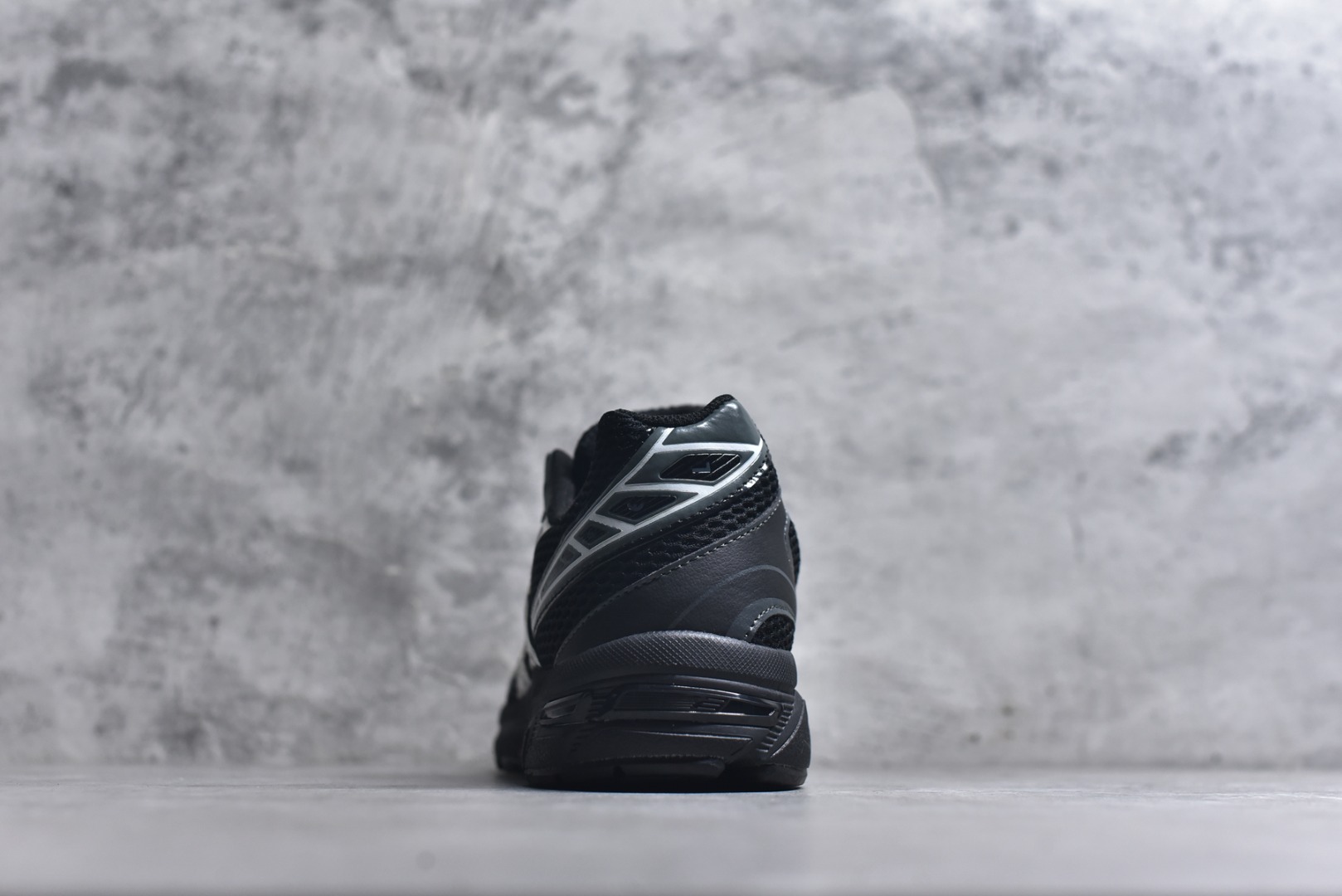 图片[5]-#Asics Gel-1130 亚瑟士系列低帮复古休闲运动慢跑鞋 整双鞋在鞋面部分选用网眼布与皮革相互连接，在鞋面银色金属质感的线条中，ASICS 品牌标志性的虎爪 Logo 出现在鞋身侧面，既展现出复古美感，又加深了整双鞋的层次感。搭载着 Ortholite 鞋垫，之后再辅以 GEL 缓震胶中底和耐磨大底，在提升上脚舒适性的同时，在缓震脚感以及耐磨抓地力方面也能满足日常运动需求。尺码：36 37 37.5 38 39.5 40 40.5 41.5 42 42.5 43.5 44 45-选品中心