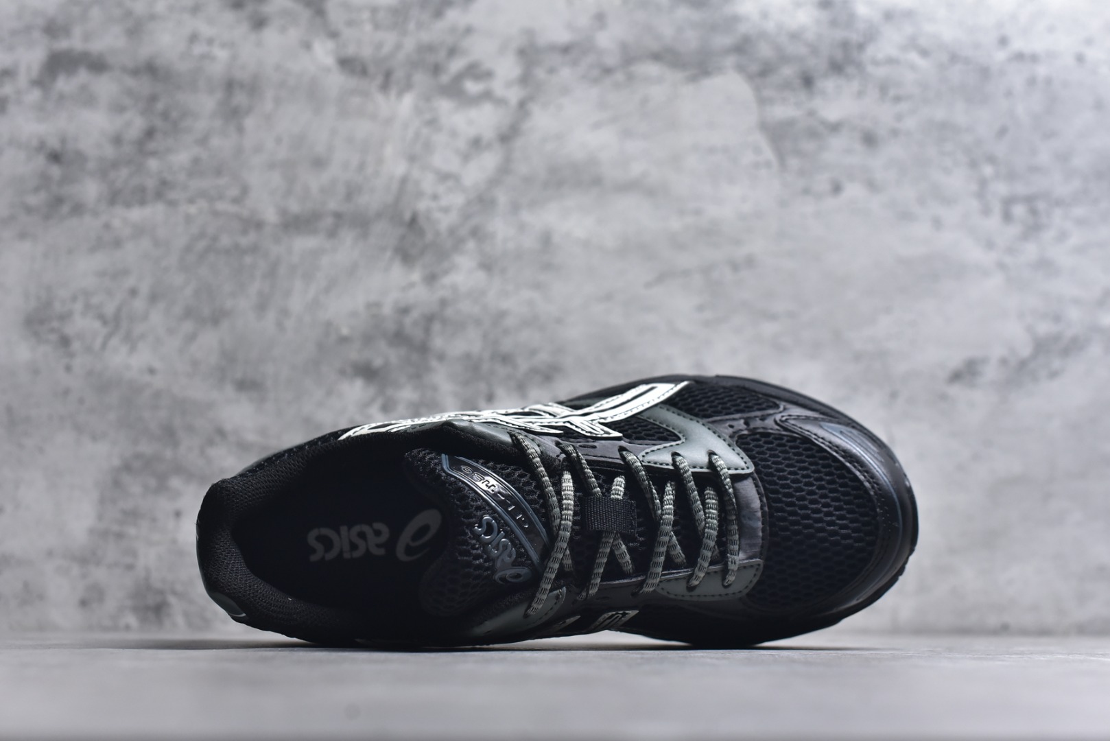 图片[4]-#Asics Gel-1130 亚瑟士系列低帮复古休闲运动慢跑鞋 整双鞋在鞋面部分选用网眼布与皮革相互连接，在鞋面银色金属质感的线条中，ASICS 品牌标志性的虎爪 Logo 出现在鞋身侧面，既展现出复古美感，又加深了整双鞋的层次感。搭载着 Ortholite 鞋垫，之后再辅以 GEL 缓震胶中底和耐磨大底，在提升上脚舒适性的同时，在缓震脚感以及耐磨抓地力方面也能满足日常运动需求。尺码：36 37 37.5 38 39.5 40 40.5 41.5 42 42.5 43.5 44 45-选品中心