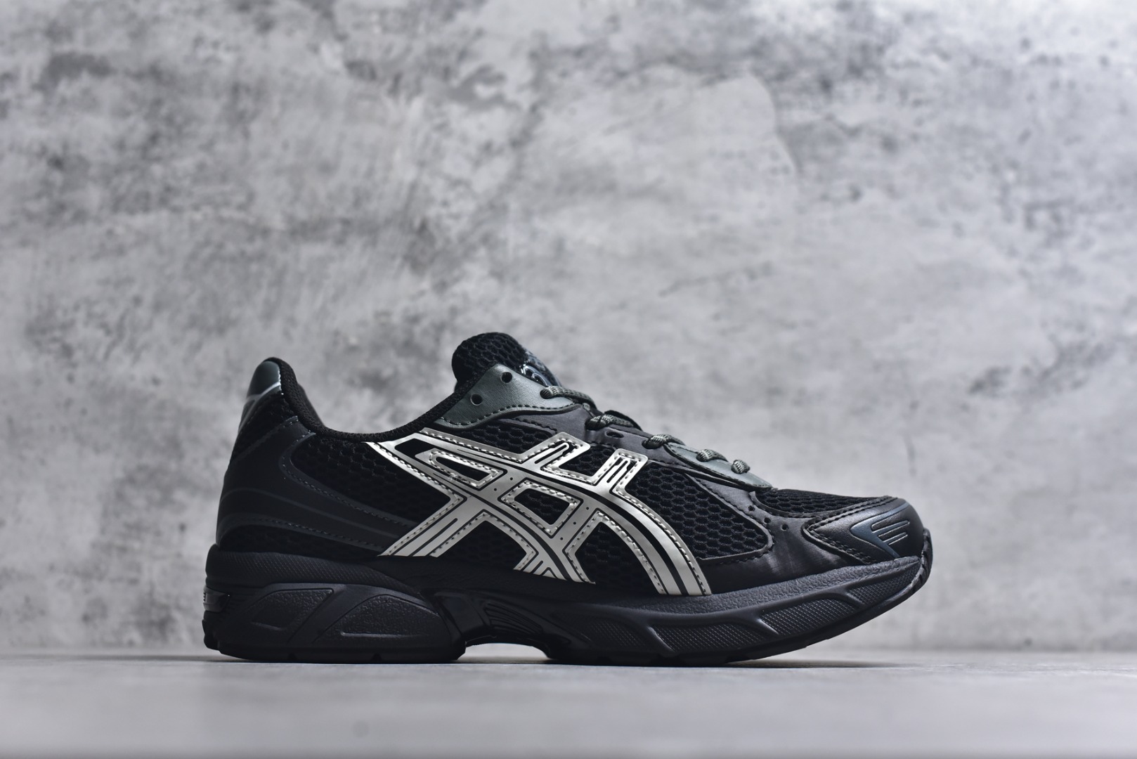 图片[3]-#Asics Gel-1130 亚瑟士系列低帮复古休闲运动慢跑鞋 整双鞋在鞋面部分选用网眼布与皮革相互连接，在鞋面银色金属质感的线条中，ASICS 品牌标志性的虎爪 Logo 出现在鞋身侧面，既展现出复古美感，又加深了整双鞋的层次感。搭载着 Ortholite 鞋垫，之后再辅以 GEL 缓震胶中底和耐磨大底，在提升上脚舒适性的同时，在缓震脚感以及耐磨抓地力方面也能满足日常运动需求。尺码：36 37 37.5 38 39.5 40 40.5 41.5 42 42.5 43.5 44 45-选品中心