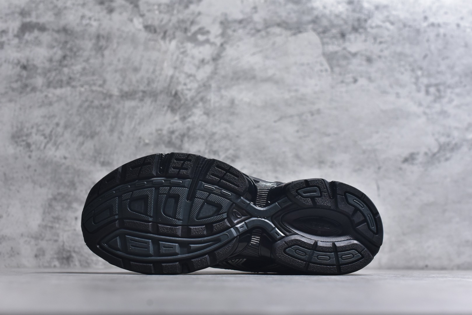 图片[6]-#Asics Gel-1130 亚瑟士系列低帮复古休闲运动慢跑鞋 整双鞋在鞋面部分选用网眼布与皮革相互连接，在鞋面银色金属质感的线条中，ASICS 品牌标志性的虎爪 Logo 出现在鞋身侧面，既展现出复古美感，又加深了整双鞋的层次感。搭载着 Ortholite 鞋垫，之后再辅以 GEL 缓震胶中底和耐磨大底，在提升上脚舒适性的同时，在缓震脚感以及耐磨抓地力方面也能满足日常运动需求。尺码：36 37 37.5 38 39.5 40 40.5 41.5 42 42.5 43.5 44 45-选品中心