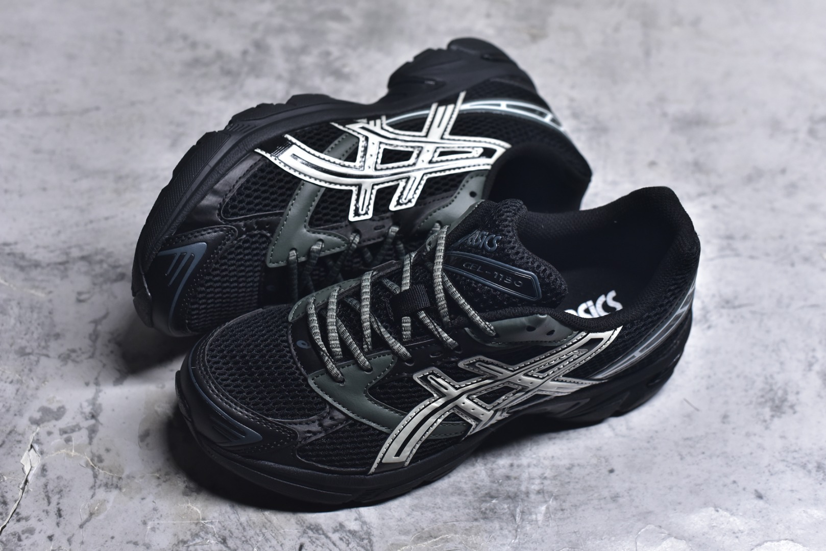 图片[7]-#Asics Gel-1130 亚瑟士系列低帮复古休闲运动慢跑鞋 整双鞋在鞋面部分选用网眼布与皮革相互连接，在鞋面银色金属质感的线条中，ASICS 品牌标志性的虎爪 Logo 出现在鞋身侧面，既展现出复古美感，又加深了整双鞋的层次感。搭载着 Ortholite 鞋垫，之后再辅以 GEL 缓震胶中底和耐磨大底，在提升上脚舒适性的同时，在缓震脚感以及耐磨抓地力方面也能满足日常运动需求。尺码：36 37 37.5 38 39.5 40 40.5 41.5 42 42.5 43.5 44 45-选品中心