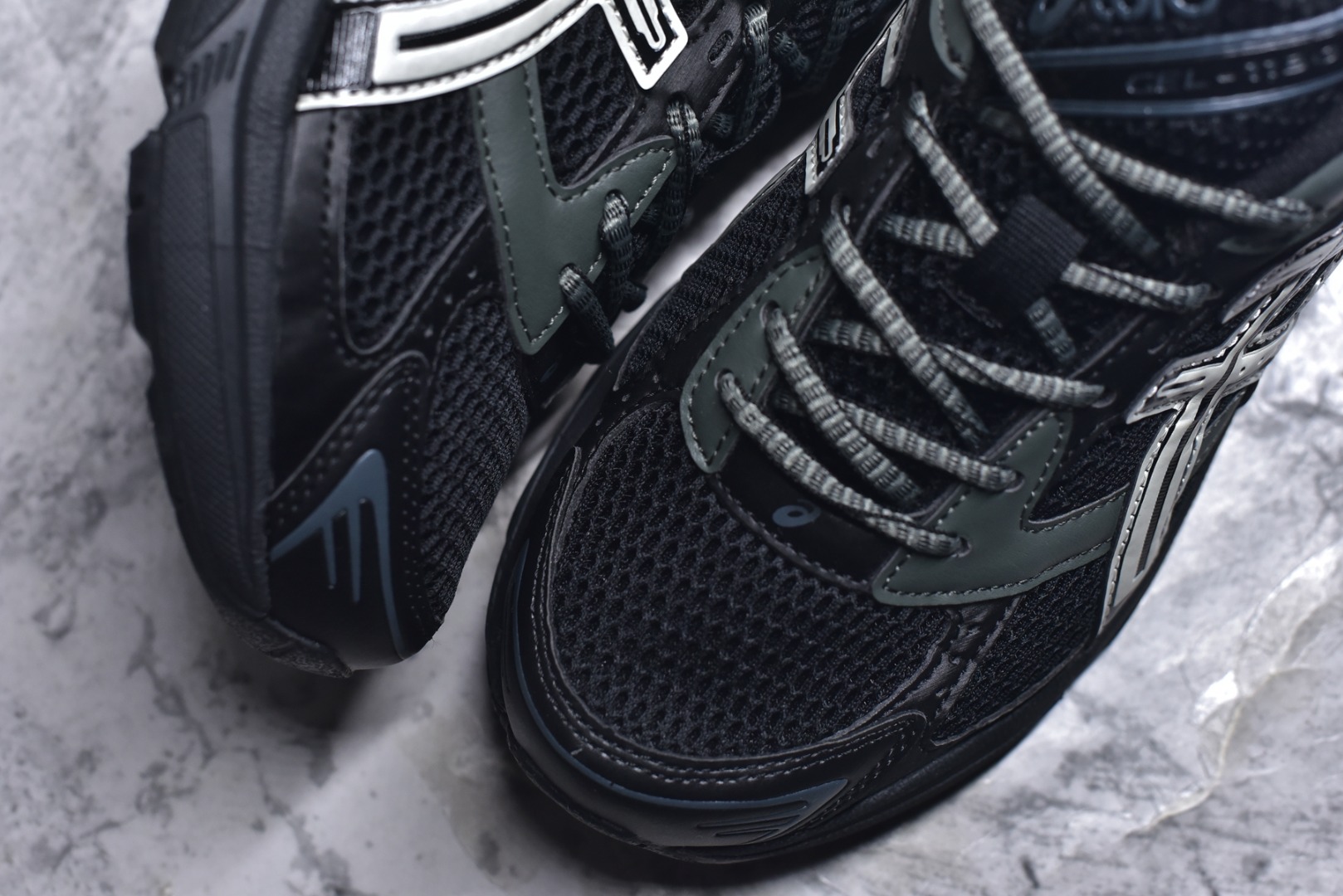 图片[8]-#Asics Gel-1130 亚瑟士系列低帮复古休闲运动慢跑鞋 整双鞋在鞋面部分选用网眼布与皮革相互连接，在鞋面银色金属质感的线条中，ASICS 品牌标志性的虎爪 Logo 出现在鞋身侧面，既展现出复古美感，又加深了整双鞋的层次感。搭载着 Ortholite 鞋垫，之后再辅以 GEL 缓震胶中底和耐磨大底，在提升上脚舒适性的同时，在缓震脚感以及耐磨抓地力方面也能满足日常运动需求。尺码：36 37 37.5 38 39.5 40 40.5 41.5 42 42.5 43.5 44 45-选品中心