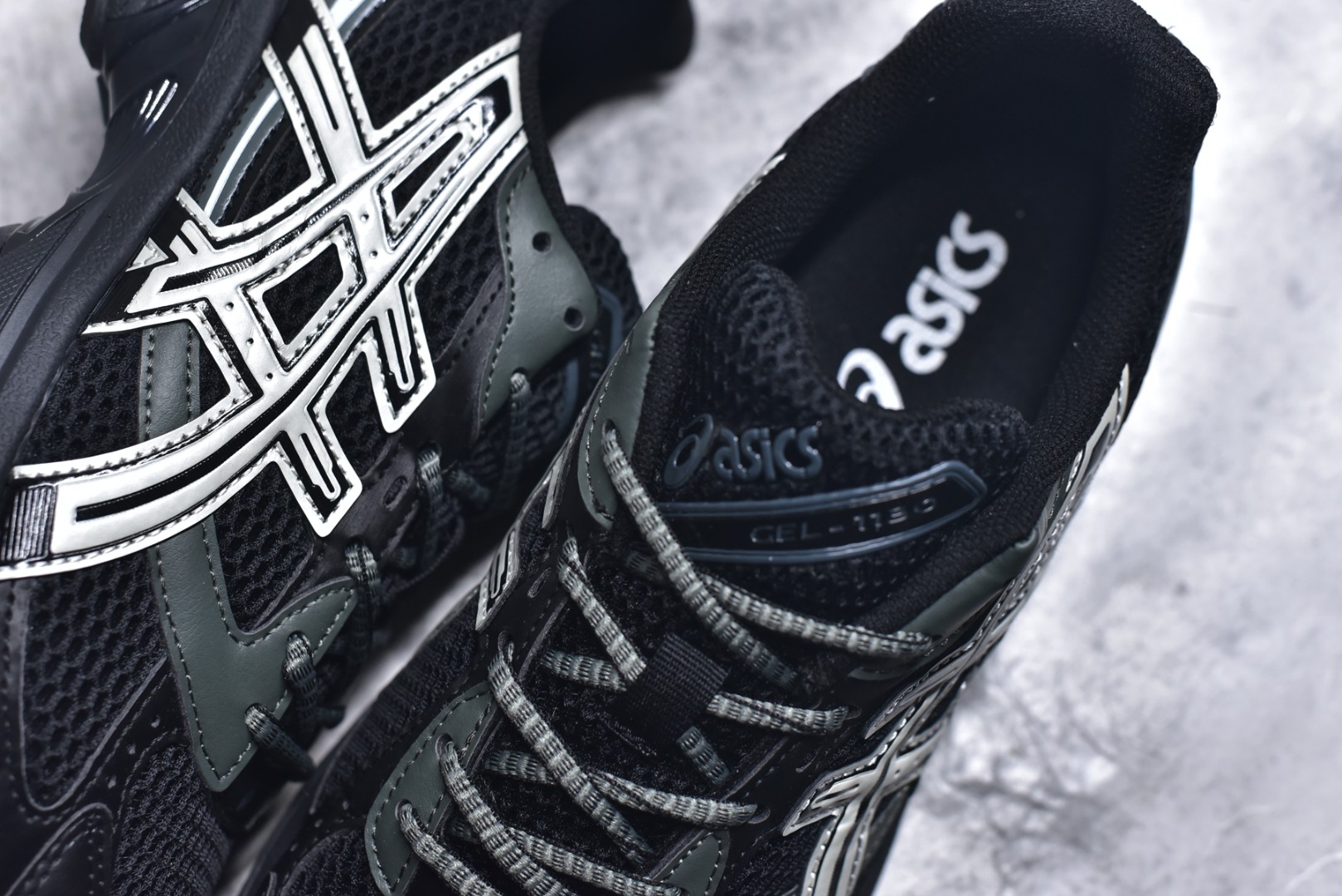 图片[9]-#Asics Gel-1130 亚瑟士系列低帮复古休闲运动慢跑鞋 整双鞋在鞋面部分选用网眼布与皮革相互连接，在鞋面银色金属质感的线条中，ASICS 品牌标志性的虎爪 Logo 出现在鞋身侧面，既展现出复古美感，又加深了整双鞋的层次感。搭载着 Ortholite 鞋垫，之后再辅以 GEL 缓震胶中底和耐磨大底，在提升上脚舒适性的同时，在缓震脚感以及耐磨抓地力方面也能满足日常运动需求。尺码：36 37 37.5 38 39.5 40 40.5 41.5 42 42.5 43.5 44 45-选品中心