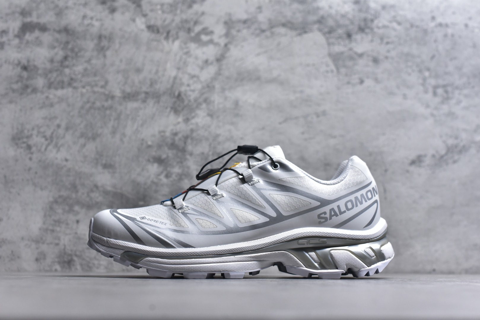 #Salomon XT-6 Gore-Tex防水款 萨洛蒙复古潮流户外机能登山跑鞋 白银色 475811 市场唯一防水版本 区别假材料 纯原外贸平台特供订单 耗时半年巨作 全套原纸板楦头开发 原厂特供网布配套加持 确保原汁原味 完美呈现版型 原档数据独家私模五层组合大底 原装Ortholite轻量化鞋垫 中底布带钢印编号 原厂TPU锁扣 进口港宝加持 后跟自然饱满 还原公司包裹性 鞋面以“锯齿”状的包裹系统呈现 在基色底之下加入了各种色点缀 将公司的最新技术和时尚前卫的造型融入耐用的长跑款式中 鞋面由 TPU 薄膜制成 并焊接在高耐磨网眼上 使其既时尚又坚固 由 ACS底盘支撑 可增强稳定性和支撑力 以及由橡胶凸耳 Contragrip外底覆盖的 EVA 缓冲中底 旨在应对崎岖的地形 鞋舌上的彩色Salomon 标签、Quicklace 系统以及鞋头、鞋舌和鞋跟上的附加品牌使细节更加完美 让穿着者可以轻松驾驭户外与通勤下的任何运动生活场景 无缝鞋身户外随意纵横 颜值与脚感兼备 出街通勤 绝对非常吸睛 你值得拥有 尺码：36 36.5 37.5 38 38.5 39 40 40.5 41 42 42.5 43 44 44.5 45-选品中心