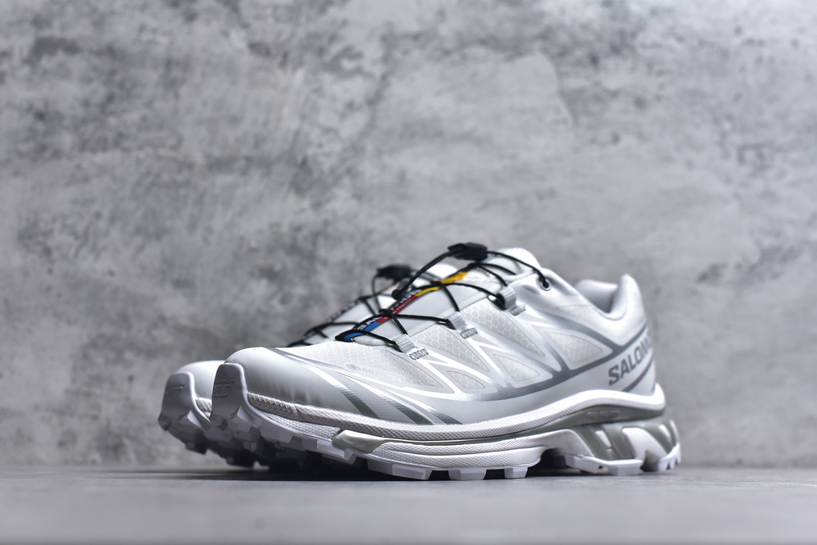 图片[2]-#Salomon XT-6 Gore-Tex防水款 萨洛蒙复古潮流户外机能登山跑鞋 白银色 475811 市场唯一防水版本 区别假材料 纯原外贸平台特供订单 耗时半年巨作 全套原纸板楦头开发 原厂特供网布配套加持 确保原汁原味 完美呈现版型 原档数据独家私模五层组合大底 原装Ortholite轻量化鞋垫 中底布带钢印编号 原厂TPU锁扣 进口港宝加持 后跟自然饱满 还原公司包裹性 鞋面以“锯齿”状的包裹系统呈现 在基色底之下加入了各种色点缀 将公司的最新技术和时尚前卫的造型融入耐用的长跑款式中 鞋面由 TPU 薄膜制成 并焊接在高耐磨网眼上 使其既时尚又坚固 由 ACS底盘支撑 可增强稳定性和支撑力 以及由橡胶凸耳 Contragrip外底覆盖的 EVA 缓冲中底 旨在应对崎岖的地形 鞋舌上的彩色Salomon 标签、Quicklace 系统以及鞋头、鞋舌和鞋跟上的附加品牌使细节更加完美 让穿着者可以轻松驾驭户外与通勤下的任何运动生活场景 无缝鞋身户外随意纵横 颜值与脚感兼备 出街通勤 绝对非常吸睛 你值得拥有 尺码：36 36.5 37.5 38 38.5 39 40 40.5 41 42 42.5 43 44 44.5 45-选品中心