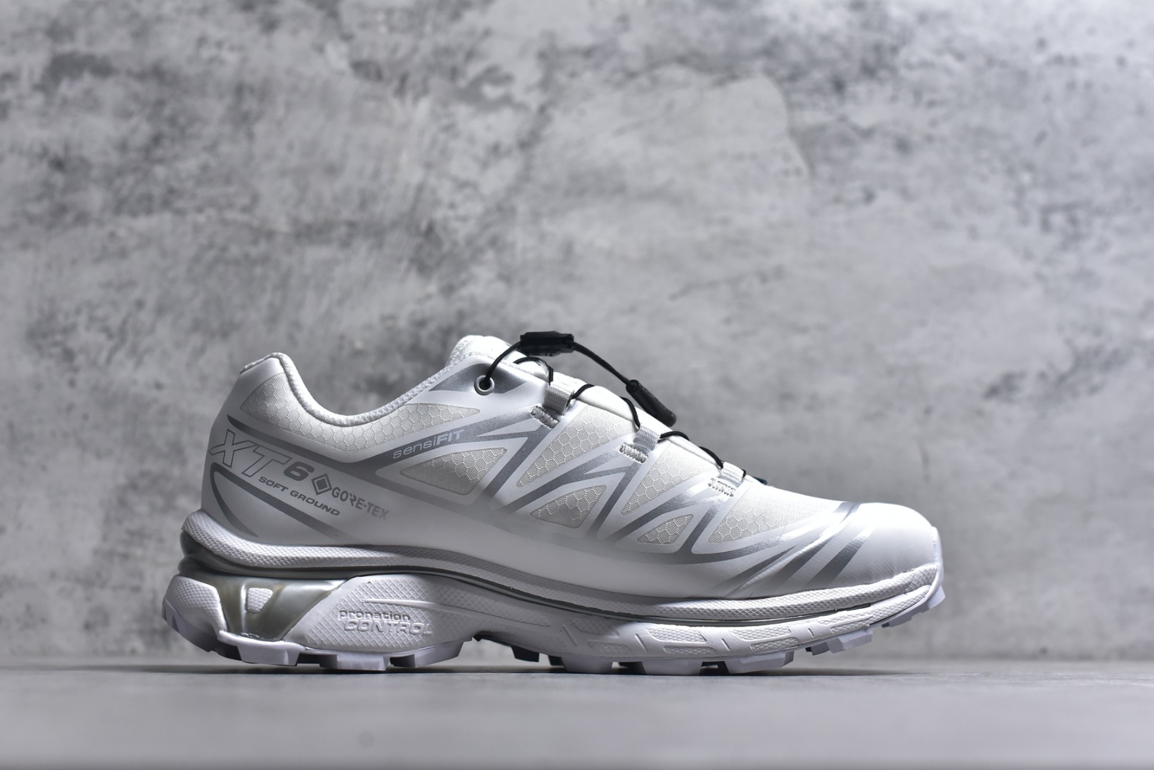 图片[3]-#Salomon XT-6 Gore-Tex防水款 萨洛蒙复古潮流户外机能登山跑鞋 白银色 475811 市场唯一防水版本 区别假材料 纯原外贸平台特供订单 耗时半年巨作 全套原纸板楦头开发 原厂特供网布配套加持 确保原汁原味 完美呈现版型 原档数据独家私模五层组合大底 原装Ortholite轻量化鞋垫 中底布带钢印编号 原厂TPU锁扣 进口港宝加持 后跟自然饱满 还原公司包裹性 鞋面以“锯齿”状的包裹系统呈现 在基色底之下加入了各种色点缀 将公司的最新技术和时尚前卫的造型融入耐用的长跑款式中 鞋面由 TPU 薄膜制成 并焊接在高耐磨网眼上 使其既时尚又坚固 由 ACS底盘支撑 可增强稳定性和支撑力 以及由橡胶凸耳 Contragrip外底覆盖的 EVA 缓冲中底 旨在应对崎岖的地形 鞋舌上的彩色Salomon 标签、Quicklace 系统以及鞋头、鞋舌和鞋跟上的附加品牌使细节更加完美 让穿着者可以轻松驾驭户外与通勤下的任何运动生活场景 无缝鞋身户外随意纵横 颜值与脚感兼备 出街通勤 绝对非常吸睛 你值得拥有 尺码：36 36.5 37.5 38 38.5 39 40 40.5 41 42 42.5 43 44 44.5 45-选品中心