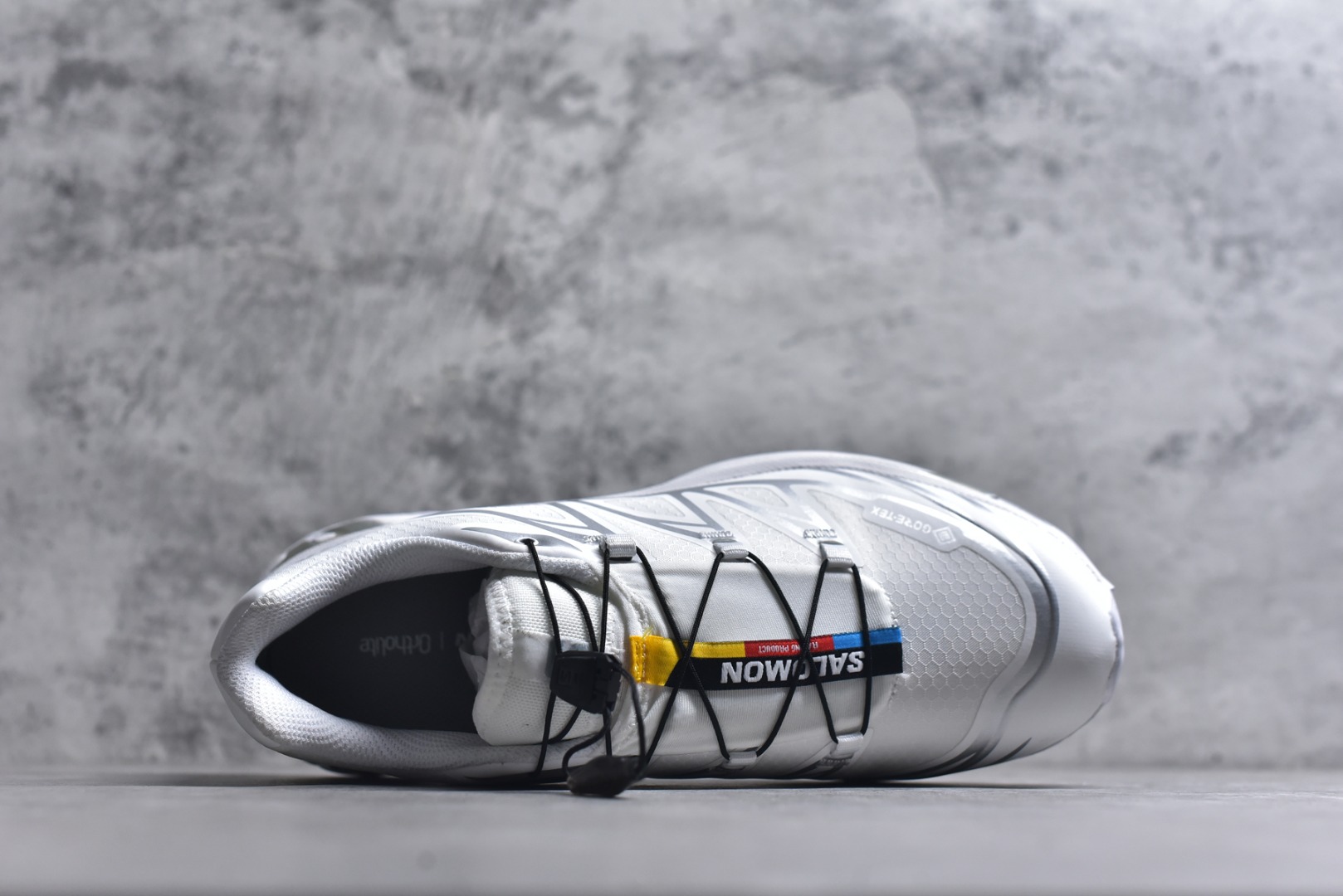 图片[4]-#Salomon XT-6 Gore-Tex防水款 萨洛蒙复古潮流户外机能登山跑鞋 白银色 475811 市场唯一防水版本 区别假材料 纯原外贸平台特供订单 耗时半年巨作 全套原纸板楦头开发 原厂特供网布配套加持 确保原汁原味 完美呈现版型 原档数据独家私模五层组合大底 原装Ortholite轻量化鞋垫 中底布带钢印编号 原厂TPU锁扣 进口港宝加持 后跟自然饱满 还原公司包裹性 鞋面以“锯齿”状的包裹系统呈现 在基色底之下加入了各种色点缀 将公司的最新技术和时尚前卫的造型融入耐用的长跑款式中 鞋面由 TPU 薄膜制成 并焊接在高耐磨网眼上 使其既时尚又坚固 由 ACS底盘支撑 可增强稳定性和支撑力 以及由橡胶凸耳 Contragrip外底覆盖的 EVA 缓冲中底 旨在应对崎岖的地形 鞋舌上的彩色Salomon 标签、Quicklace 系统以及鞋头、鞋舌和鞋跟上的附加品牌使细节更加完美 让穿着者可以轻松驾驭户外与通勤下的任何运动生活场景 无缝鞋身户外随意纵横 颜值与脚感兼备 出街通勤 绝对非常吸睛 你值得拥有 尺码：36 36.5 37.5 38 38.5 39 40 40.5 41 42 42.5 43 44 44.5 45-选品中心