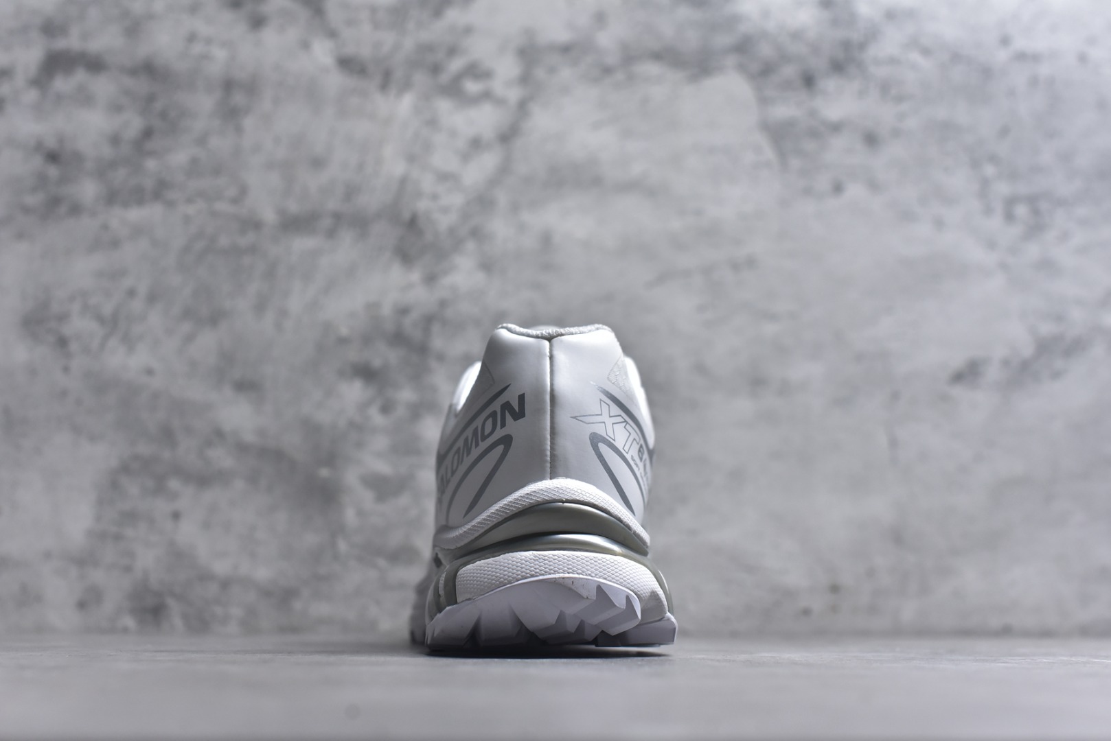 图片[5]-#Salomon XT-6 Gore-Tex防水款 萨洛蒙复古潮流户外机能登山跑鞋 白银色 475811 市场唯一防水版本 区别假材料 纯原外贸平台特供订单 耗时半年巨作 全套原纸板楦头开发 原厂特供网布配套加持 确保原汁原味 完美呈现版型 原档数据独家私模五层组合大底 原装Ortholite轻量化鞋垫 中底布带钢印编号 原厂TPU锁扣 进口港宝加持 后跟自然饱满 还原公司包裹性 鞋面以“锯齿”状的包裹系统呈现 在基色底之下加入了各种色点缀 将公司的最新技术和时尚前卫的造型融入耐用的长跑款式中 鞋面由 TPU 薄膜制成 并焊接在高耐磨网眼上 使其既时尚又坚固 由 ACS底盘支撑 可增强稳定性和支撑力 以及由橡胶凸耳 Contragrip外底覆盖的 EVA 缓冲中底 旨在应对崎岖的地形 鞋舌上的彩色Salomon 标签、Quicklace 系统以及鞋头、鞋舌和鞋跟上的附加品牌使细节更加完美 让穿着者可以轻松驾驭户外与通勤下的任何运动生活场景 无缝鞋身户外随意纵横 颜值与脚感兼备 出街通勤 绝对非常吸睛 你值得拥有 尺码：36 36.5 37.5 38 38.5 39 40 40.5 41 42 42.5 43 44 44.5 45-选品中心