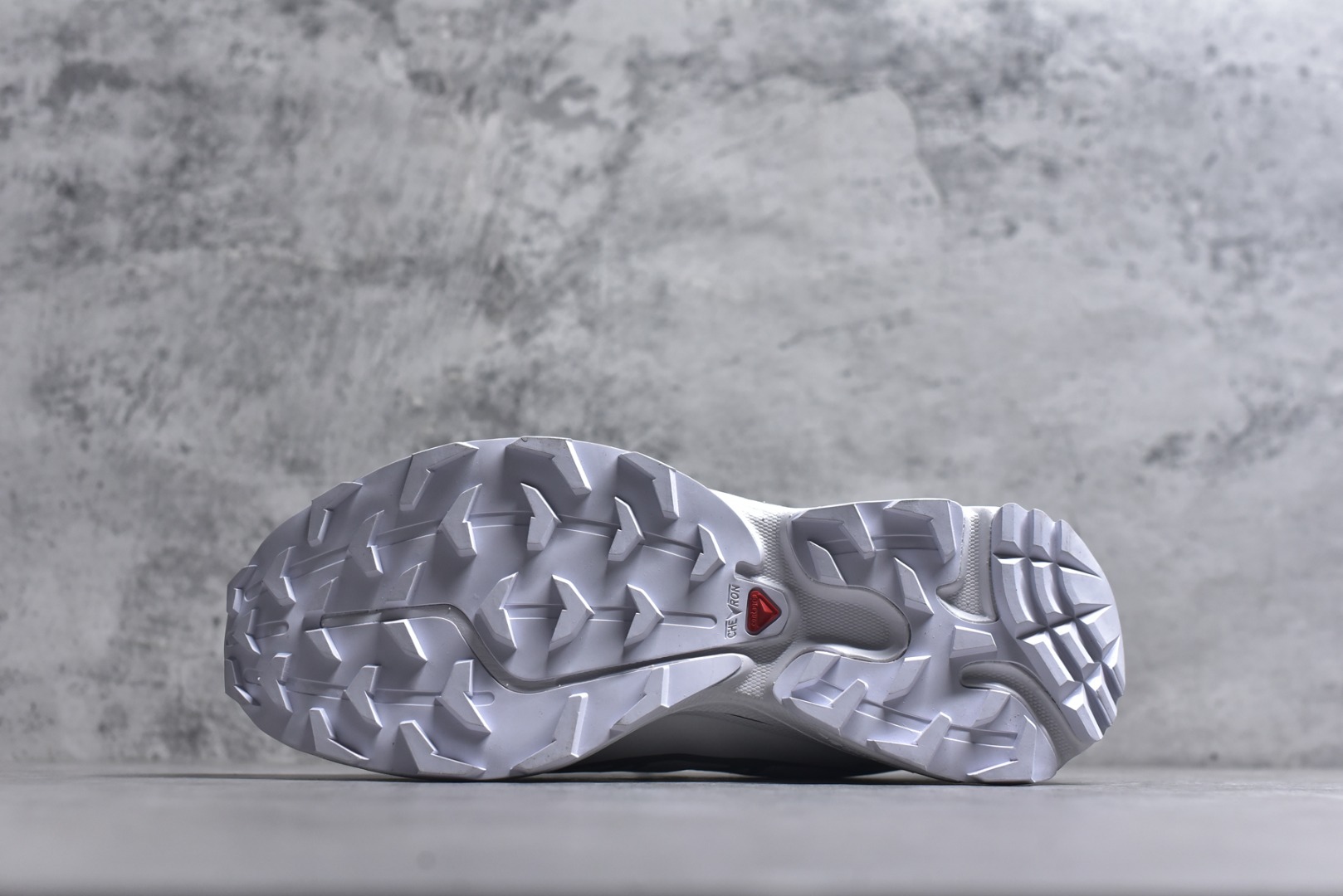 图片[6]-#Salomon XT-6 Gore-Tex防水款 萨洛蒙复古潮流户外机能登山跑鞋 白银色 475811 市场唯一防水版本 区别假材料 纯原外贸平台特供订单 耗时半年巨作 全套原纸板楦头开发 原厂特供网布配套加持 确保原汁原味 完美呈现版型 原档数据独家私模五层组合大底 原装Ortholite轻量化鞋垫 中底布带钢印编号 原厂TPU锁扣 进口港宝加持 后跟自然饱满 还原公司包裹性 鞋面以“锯齿”状的包裹系统呈现 在基色底之下加入了各种色点缀 将公司的最新技术和时尚前卫的造型融入耐用的长跑款式中 鞋面由 TPU 薄膜制成 并焊接在高耐磨网眼上 使其既时尚又坚固 由 ACS底盘支撑 可增强稳定性和支撑力 以及由橡胶凸耳 Contragrip外底覆盖的 EVA 缓冲中底 旨在应对崎岖的地形 鞋舌上的彩色Salomon 标签、Quicklace 系统以及鞋头、鞋舌和鞋跟上的附加品牌使细节更加完美 让穿着者可以轻松驾驭户外与通勤下的任何运动生活场景 无缝鞋身户外随意纵横 颜值与脚感兼备 出街通勤 绝对非常吸睛 你值得拥有 尺码：36 36.5 37.5 38 38.5 39 40 40.5 41 42 42.5 43 44 44.5 45-选品中心