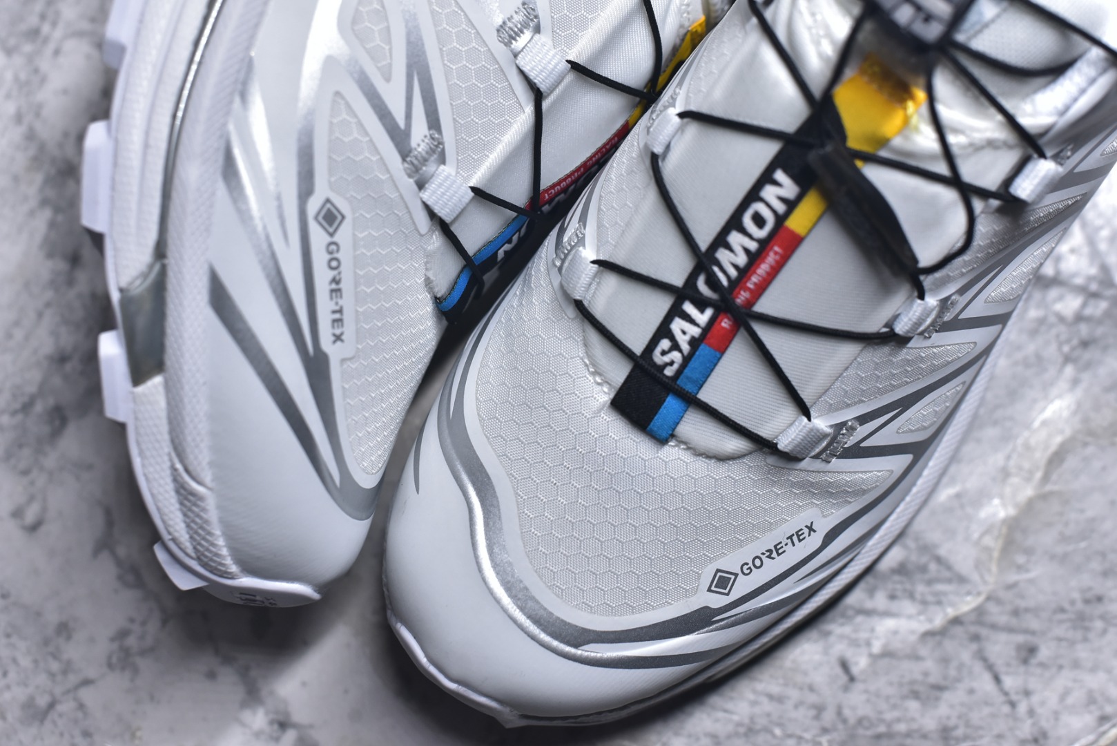 图片[8]-#Salomon XT-6 Gore-Tex防水款 萨洛蒙复古潮流户外机能登山跑鞋 白银色 475811 市场唯一防水版本 区别假材料 纯原外贸平台特供订单 耗时半年巨作 全套原纸板楦头开发 原厂特供网布配套加持 确保原汁原味 完美呈现版型 原档数据独家私模五层组合大底 原装Ortholite轻量化鞋垫 中底布带钢印编号 原厂TPU锁扣 进口港宝加持 后跟自然饱满 还原公司包裹性 鞋面以“锯齿”状的包裹系统呈现 在基色底之下加入了各种色点缀 将公司的最新技术和时尚前卫的造型融入耐用的长跑款式中 鞋面由 TPU 薄膜制成 并焊接在高耐磨网眼上 使其既时尚又坚固 由 ACS底盘支撑 可增强稳定性和支撑力 以及由橡胶凸耳 Contragrip外底覆盖的 EVA 缓冲中底 旨在应对崎岖的地形 鞋舌上的彩色Salomon 标签、Quicklace 系统以及鞋头、鞋舌和鞋跟上的附加品牌使细节更加完美 让穿着者可以轻松驾驭户外与通勤下的任何运动生活场景 无缝鞋身户外随意纵横 颜值与脚感兼备 出街通勤 绝对非常吸睛 你值得拥有 尺码：36 36.5 37.5 38 38.5 39 40 40.5 41 42 42.5 43 44 44.5 45-选品中心