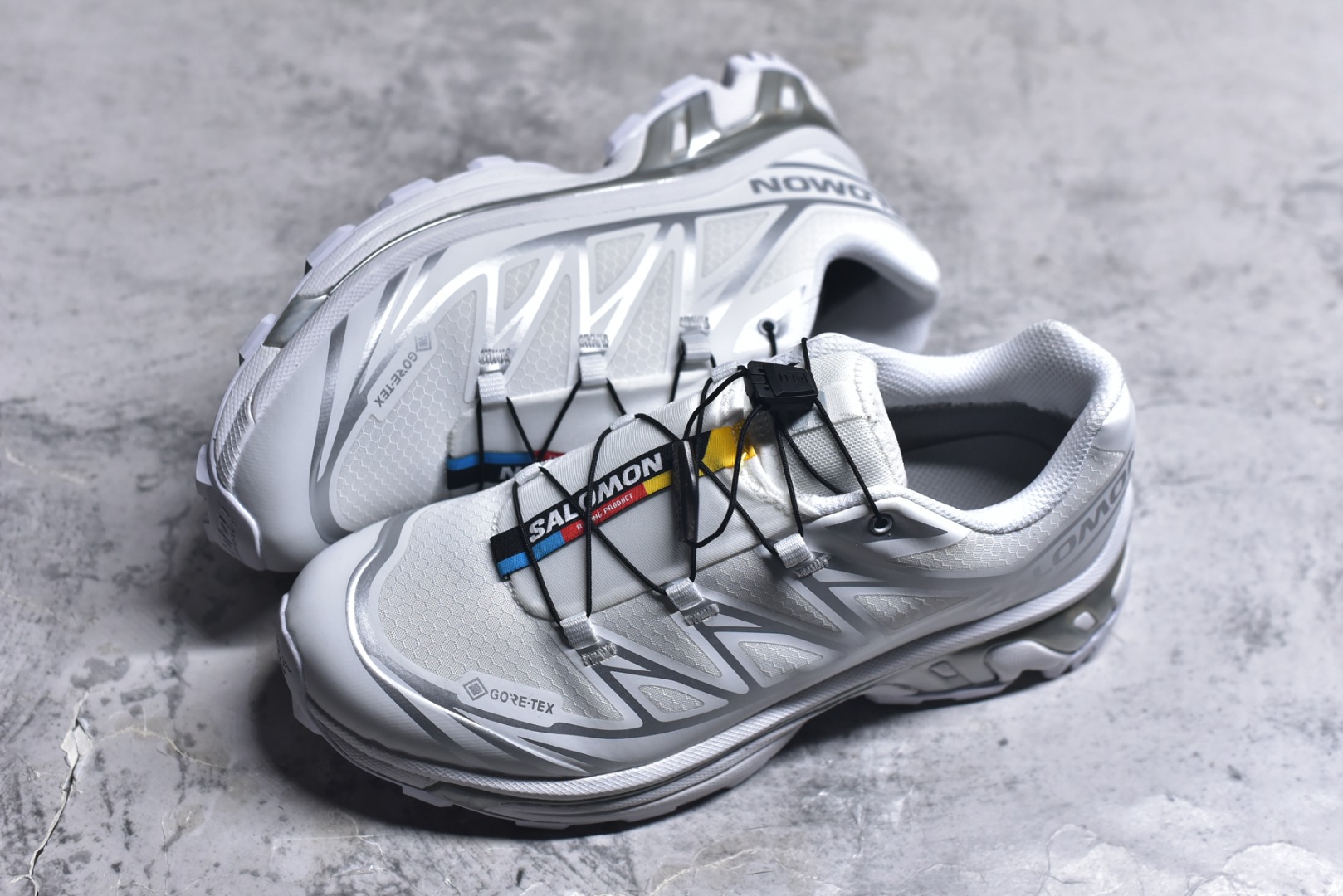 图片[7]-#Salomon XT-6 Gore-Tex防水款 萨洛蒙复古潮流户外机能登山跑鞋 白银色 475811 市场唯一防水版本 区别假材料 纯原外贸平台特供订单 耗时半年巨作 全套原纸板楦头开发 原厂特供网布配套加持 确保原汁原味 完美呈现版型 原档数据独家私模五层组合大底 原装Ortholite轻量化鞋垫 中底布带钢印编号 原厂TPU锁扣 进口港宝加持 后跟自然饱满 还原公司包裹性 鞋面以“锯齿”状的包裹系统呈现 在基色底之下加入了各种色点缀 将公司的最新技术和时尚前卫的造型融入耐用的长跑款式中 鞋面由 TPU 薄膜制成 并焊接在高耐磨网眼上 使其既时尚又坚固 由 ACS底盘支撑 可增强稳定性和支撑力 以及由橡胶凸耳 Contragrip外底覆盖的 EVA 缓冲中底 旨在应对崎岖的地形 鞋舌上的彩色Salomon 标签、Quicklace 系统以及鞋头、鞋舌和鞋跟上的附加品牌使细节更加完美 让穿着者可以轻松驾驭户外与通勤下的任何运动生活场景 无缝鞋身户外随意纵横 颜值与脚感兼备 出街通勤 绝对非常吸睛 你值得拥有 尺码：36 36.5 37.5 38 38.5 39 40 40.5 41 42 42.5 43 44 44.5 45-选品中心