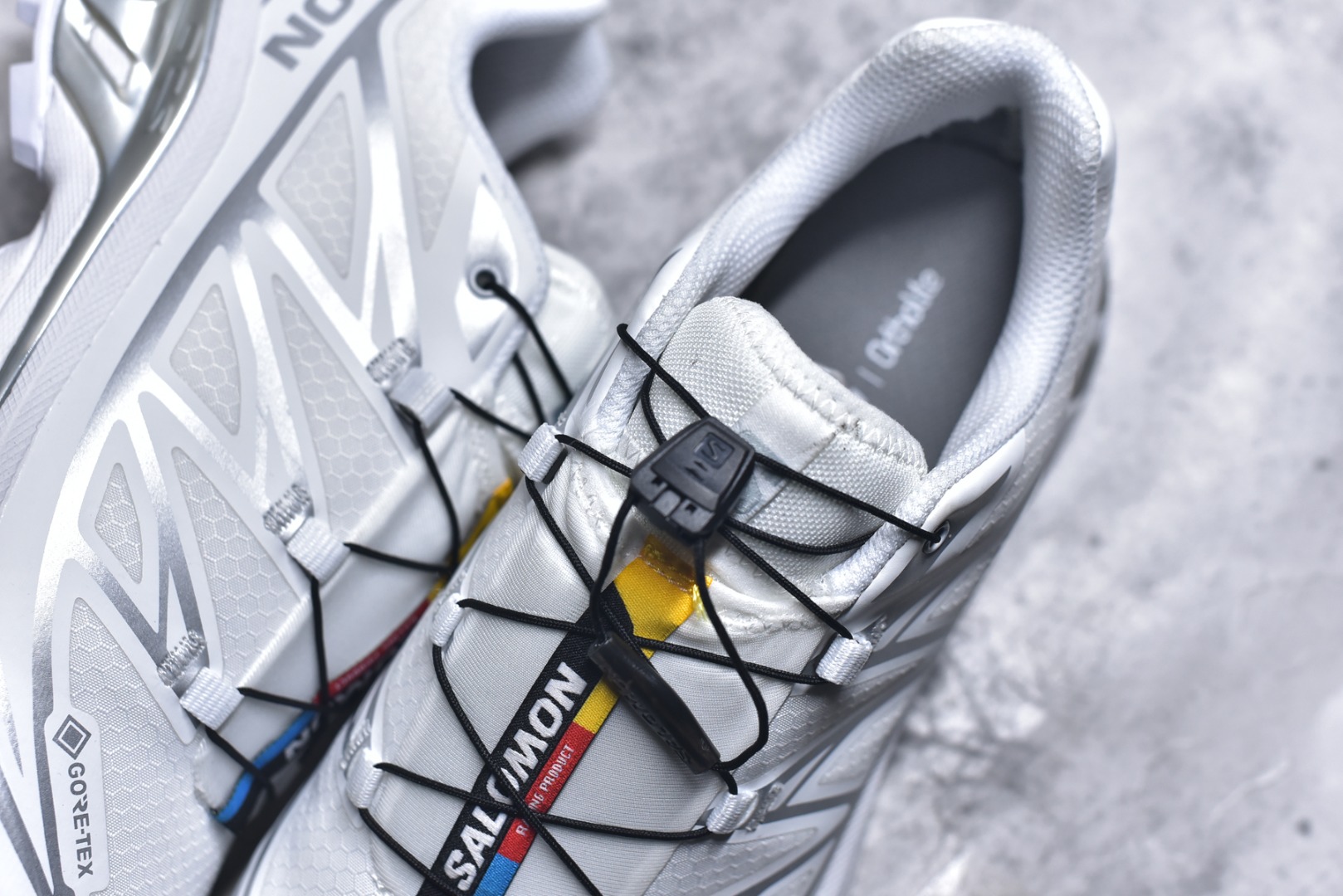 图片[9]-#Salomon XT-6 Gore-Tex防水款 萨洛蒙复古潮流户外机能登山跑鞋 白银色 475811 市场唯一防水版本 区别假材料 纯原外贸平台特供订单 耗时半年巨作 全套原纸板楦头开发 原厂特供网布配套加持 确保原汁原味 完美呈现版型 原档数据独家私模五层组合大底 原装Ortholite轻量化鞋垫 中底布带钢印编号 原厂TPU锁扣 进口港宝加持 后跟自然饱满 还原公司包裹性 鞋面以“锯齿”状的包裹系统呈现 在基色底之下加入了各种色点缀 将公司的最新技术和时尚前卫的造型融入耐用的长跑款式中 鞋面由 TPU 薄膜制成 并焊接在高耐磨网眼上 使其既时尚又坚固 由 ACS底盘支撑 可增强稳定性和支撑力 以及由橡胶凸耳 Contragrip外底覆盖的 EVA 缓冲中底 旨在应对崎岖的地形 鞋舌上的彩色Salomon 标签、Quicklace 系统以及鞋头、鞋舌和鞋跟上的附加品牌使细节更加完美 让穿着者可以轻松驾驭户外与通勤下的任何运动生活场景 无缝鞋身户外随意纵横 颜值与脚感兼备 出街通勤 绝对非常吸睛 你值得拥有 尺码：36 36.5 37.5 38 38.5 39 40 40.5 41 42 42.5 43 44 44.5 45-选品中心