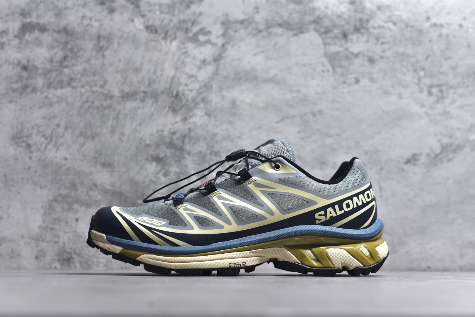 #Salomon XT-6 Expanse 一代 萨洛蒙复古潮流户外机能登山跑鞋 414551-28-V0 纯原外贸平台特供订单 耗时半年巨作 全套原纸板楦头开发 原厂特供网布配套加持 确保原汁原味 完美呈现版型 原档数据独家私模五层组合大底 原装Ortholite轻量化鞋垫 中底布带钢印编号 原厂TPU锁扣 进口港宝加持 后跟自然饱满 还原公司包裹性 鞋面以“锯齿”状的包裹系统呈现 在基色底之下加入了各种色点缀 将公司的最新技术和时尚前卫的造型融入耐用的长跑款式中 鞋面由 TPU 薄膜制成 并焊接在高耐磨网眼上 使其既时尚又坚固 由 ACS底盘支撑 可增强稳定性和支撑力 以及由橡胶凸耳 Contragrip外底覆盖的 EVA 缓冲中底 旨在应对崎岖的地形 鞋舌上的彩色Salomon 标签、Quicklace 系统以及鞋头、鞋舌和鞋跟上的附加品牌使细节更加完美 让穿着者可以轻松驾驭户外与通勤下的任何运动生活场景 无缝鞋身户外随意纵横 颜值与脚感兼备 出街通勤 绝对非常吸睛 你值得拥有 尺码：36 36.5 37.5 38 38.5 39 40 40.5 41 42 42.5 43 44 44.5 45-选品中心