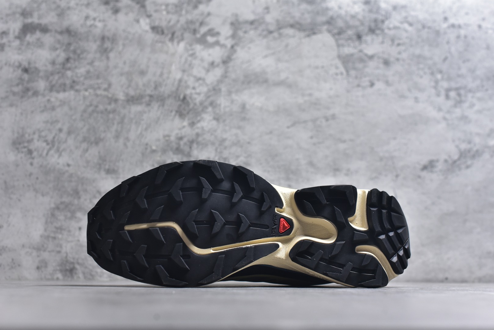 图片[6]-#Salomon XT-6 Expanse 一代 萨洛蒙复古潮流户外机能登山跑鞋 414551-28-V0 纯原外贸平台特供订单 耗时半年巨作 全套原纸板楦头开发 原厂特供网布配套加持 确保原汁原味 完美呈现版型 原档数据独家私模五层组合大底 原装Ortholite轻量化鞋垫 中底布带钢印编号 原厂TPU锁扣 进口港宝加持 后跟自然饱满 还原公司包裹性 鞋面以“锯齿”状的包裹系统呈现 在基色底之下加入了各种色点缀 将公司的最新技术和时尚前卫的造型融入耐用的长跑款式中 鞋面由 TPU 薄膜制成 并焊接在高耐磨网眼上 使其既时尚又坚固 由 ACS底盘支撑 可增强稳定性和支撑力 以及由橡胶凸耳 Contragrip外底覆盖的 EVA 缓冲中底 旨在应对崎岖的地形 鞋舌上的彩色Salomon 标签、Quicklace 系统以及鞋头、鞋舌和鞋跟上的附加品牌使细节更加完美 让穿着者可以轻松驾驭户外与通勤下的任何运动生活场景 无缝鞋身户外随意纵横 颜值与脚感兼备 出街通勤 绝对非常吸睛 你值得拥有 尺码：36 36.5 37.5 38 38.5 39 40 40.5 41 42 42.5 43 44 44.5 45-选品中心