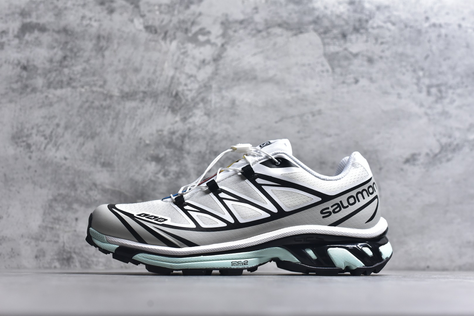 #Salomon XT-6 Expanse 一代 萨洛蒙复古潮流户外机能登山跑鞋 413173-28-V0 纯原外贸平台特供订单 耗时半年巨作 全套原纸板楦头开发 原厂特供网布配套加持 确保原汁原味 完美呈现版型 原档数据独家私模五层组合大底 原装Ortholite轻量化鞋垫 中底布带钢印编号 原厂TPU锁扣 进口港宝加持 后跟自然饱满 还原公司包裹性 鞋面以“锯齿”状的包裹系统呈现 在基色底之下加入了各种色点缀 将公司的最新技术和时尚前卫的造型融入耐用的长跑款式中 鞋面由 TPU 薄膜制成 并焊接在高耐磨网眼上 使其既时尚又坚固 由 ACS底盘支撑 可增强稳定性和支撑力 以及由橡胶凸耳 Contragrip外底覆盖的 EVA 缓冲中底 旨在应对崎岖的地形 鞋舌上的彩色Salomon 标签、Quicklace 系统以及鞋头、鞋舌和鞋跟上的附加品牌使细节更加完美 让穿着者可以轻松驾驭户外与通勤下的任何运动生活场景 无缝鞋身户外随意纵横 颜值与脚感兼备 出街通勤 绝对非常吸睛 你值得拥有 尺码：36 36.5 37.5 38 38.5 39 40 40.5 41 42 42.5 43 44 44.5 45-选品中心