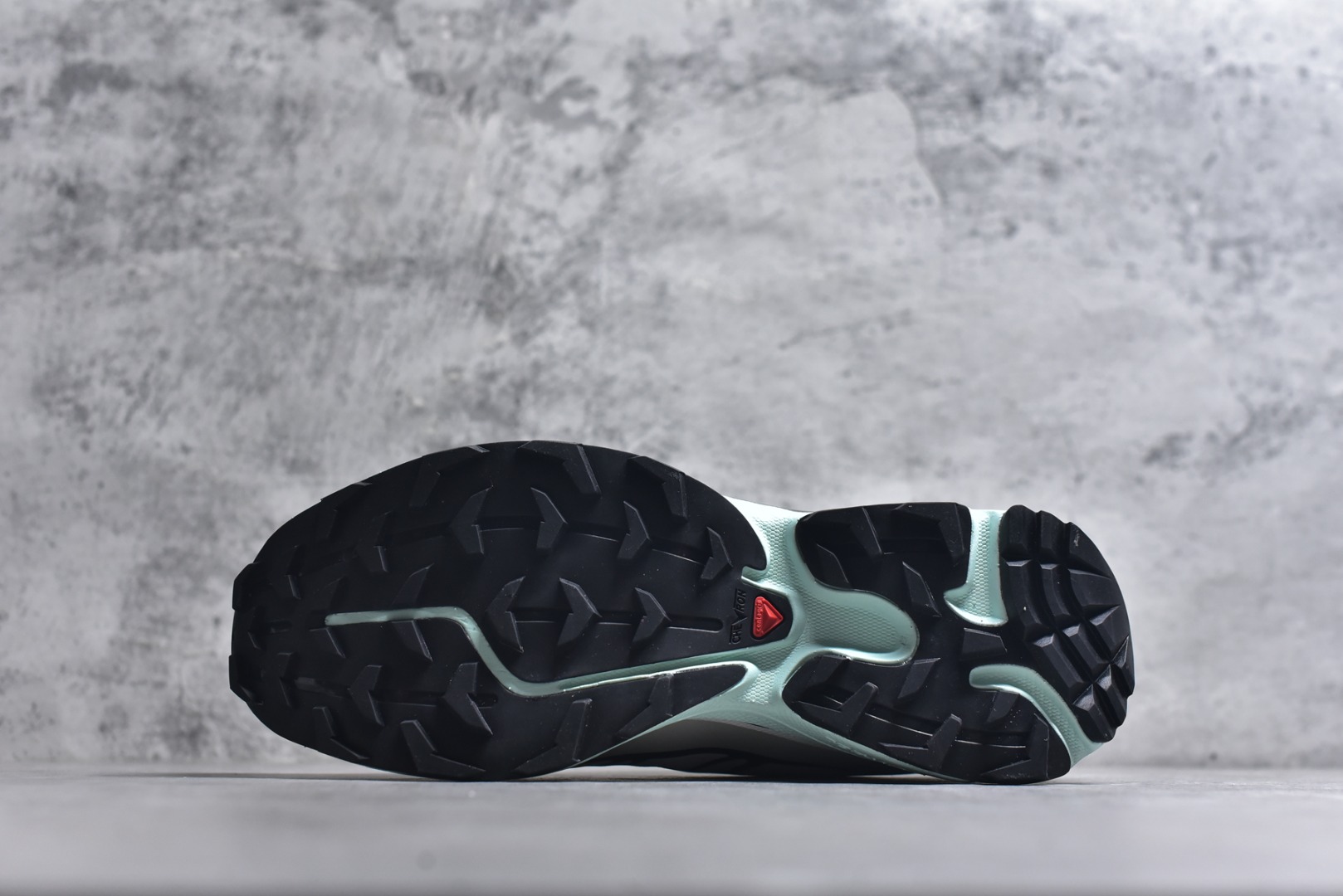 图片[6]-#Salomon XT-6 Expanse 一代 萨洛蒙复古潮流户外机能登山跑鞋 413173-28-V0 纯原外贸平台特供订单 耗时半年巨作 全套原纸板楦头开发 原厂特供网布配套加持 确保原汁原味 完美呈现版型 原档数据独家私模五层组合大底 原装Ortholite轻量化鞋垫 中底布带钢印编号 原厂TPU锁扣 进口港宝加持 后跟自然饱满 还原公司包裹性 鞋面以“锯齿”状的包裹系统呈现 在基色底之下加入了各种色点缀 将公司的最新技术和时尚前卫的造型融入耐用的长跑款式中 鞋面由 TPU 薄膜制成 并焊接在高耐磨网眼上 使其既时尚又坚固 由 ACS底盘支撑 可增强稳定性和支撑力 以及由橡胶凸耳 Contragrip外底覆盖的 EVA 缓冲中底 旨在应对崎岖的地形 鞋舌上的彩色Salomon 标签、Quicklace 系统以及鞋头、鞋舌和鞋跟上的附加品牌使细节更加完美 让穿着者可以轻松驾驭户外与通勤下的任何运动生活场景 无缝鞋身户外随意纵横 颜值与脚感兼备 出街通勤 绝对非常吸睛 你值得拥有 尺码：36 36.5 37.5 38 38.5 39 40 40.5 41 42 42.5 43 44 44.5 45-选品中心