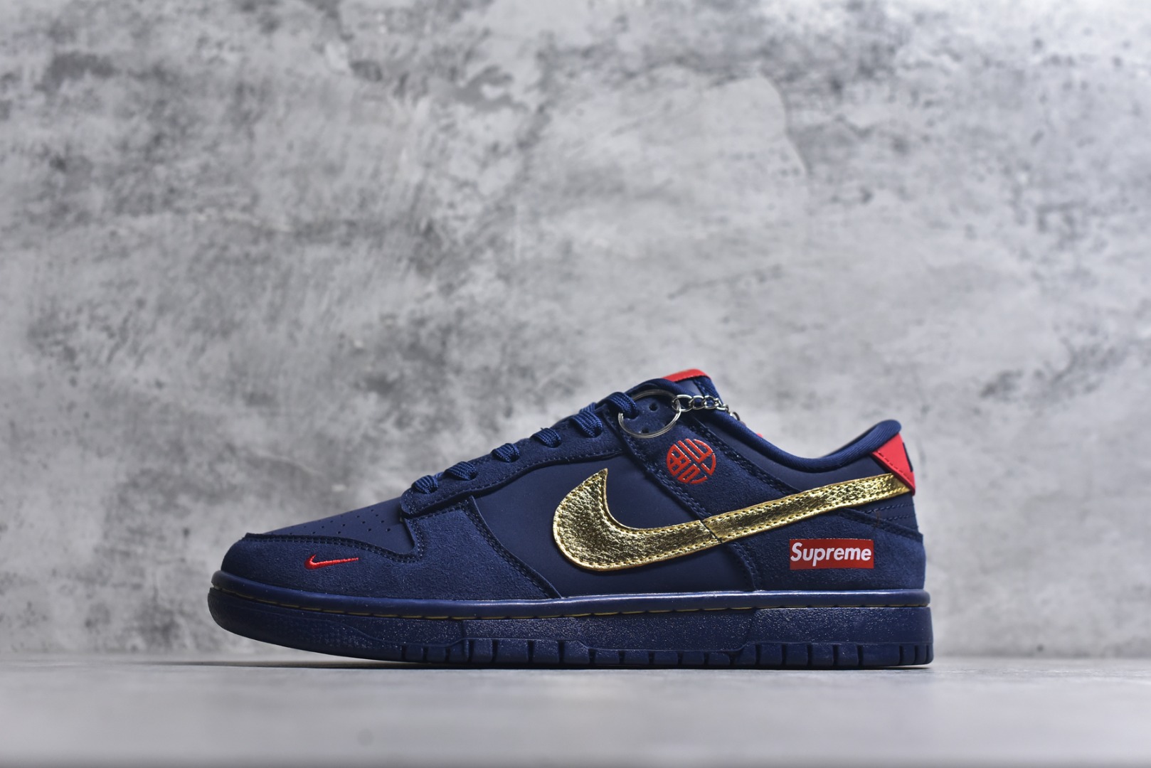 #Nike SB Dunk Low“马年限定——藏蓝鎏金” 高端私人定制 低帮休闲板鞋 定制鞋盒 大厂纯原品质出货 超高清洁度 皮料切割干净无任何毛边 细节完美 货号：NH0601-486 尺码：36 36.5 37.5 38 38.5 39 40 40.5 41 42 42.5 43 44 44.5 45-选品中心