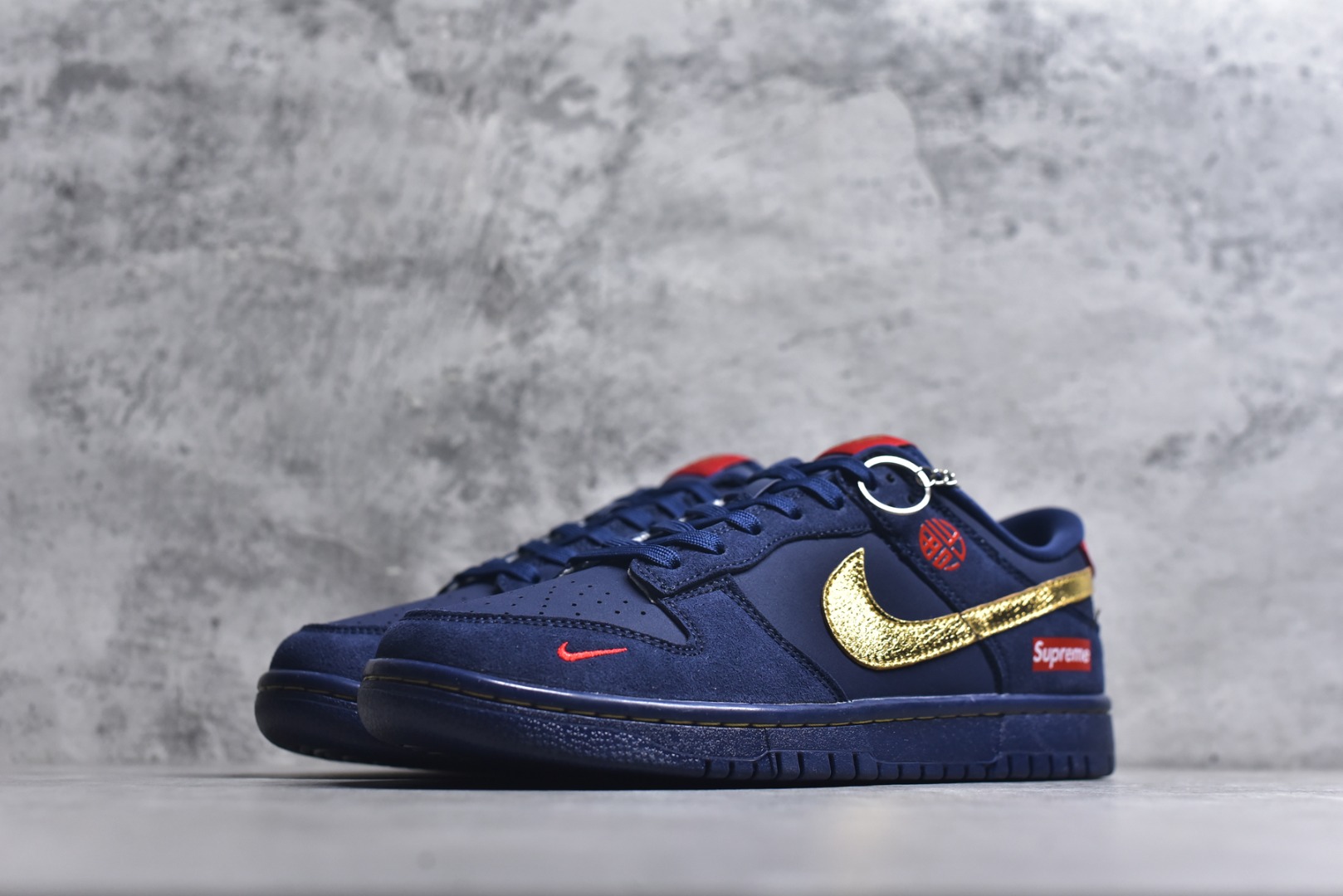 图片[2]-#Nike SB Dunk Low“马年限定——藏蓝鎏金” 高端私人定制 低帮休闲板鞋 定制鞋盒 大厂纯原品质出货 超高清洁度 皮料切割干净无任何毛边 细节完美 货号：NH0601-486 尺码：36 36.5 37.5 38 38.5 39 40 40.5 41 42 42.5 43 44 44.5 45-选品中心