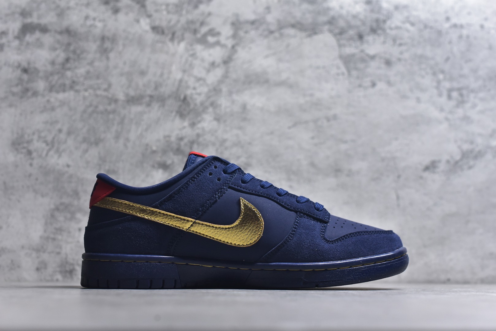 图片[3]-#Nike SB Dunk Low“马年限定——藏蓝鎏金” 高端私人定制 低帮休闲板鞋 定制鞋盒 大厂纯原品质出货 超高清洁度 皮料切割干净无任何毛边 细节完美 货号：NH0601-486 尺码：36 36.5 37.5 38 38.5 39 40 40.5 41 42 42.5 43 44 44.5 45-选品中心