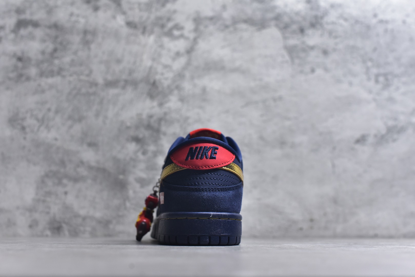 图片[5]-#Nike SB Dunk Low“马年限定——藏蓝鎏金” 高端私人定制 低帮休闲板鞋 定制鞋盒 大厂纯原品质出货 超高清洁度 皮料切割干净无任何毛边 细节完美 货号：NH0601-486 尺码：36 36.5 37.5 38 38.5 39 40 40.5 41 42 42.5 43 44 44.5 45-选品中心