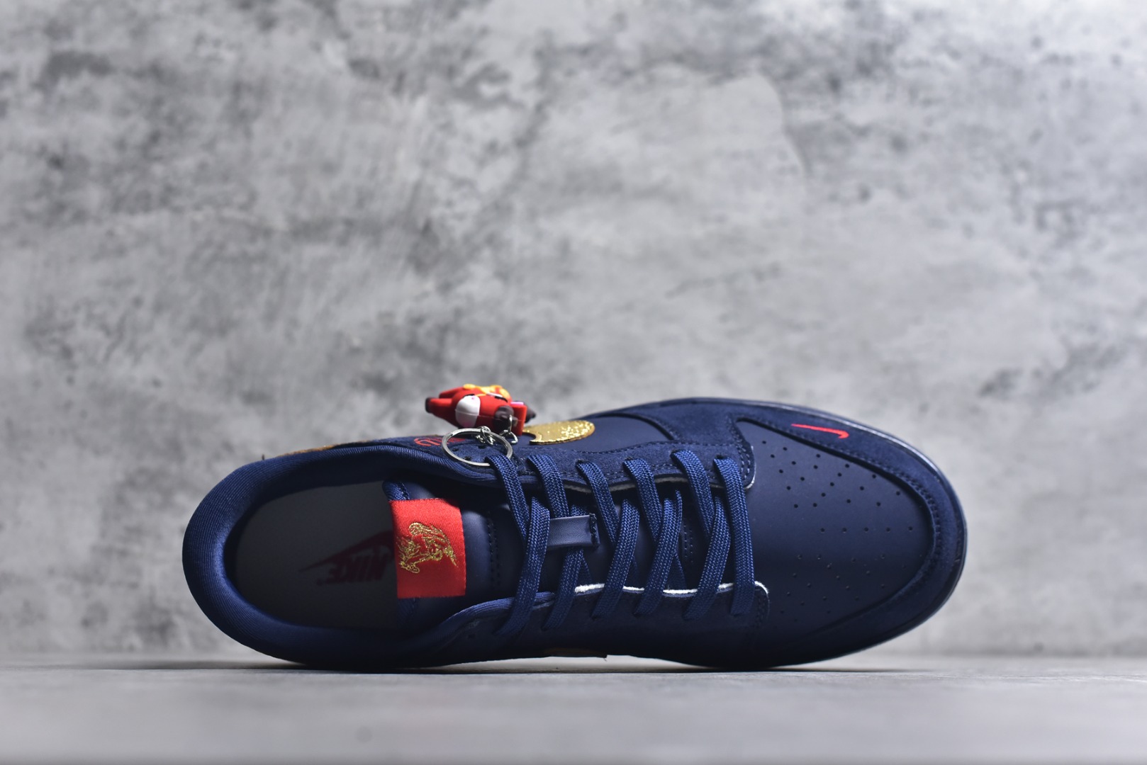 图片[4]-#Nike SB Dunk Low“马年限定——藏蓝鎏金” 高端私人定制 低帮休闲板鞋 定制鞋盒 大厂纯原品质出货 超高清洁度 皮料切割干净无任何毛边 细节完美 货号：NH0601-486 尺码：36 36.5 37.5 38 38.5 39 40 40.5 41 42 42.5 43 44 44.5 45-选品中心